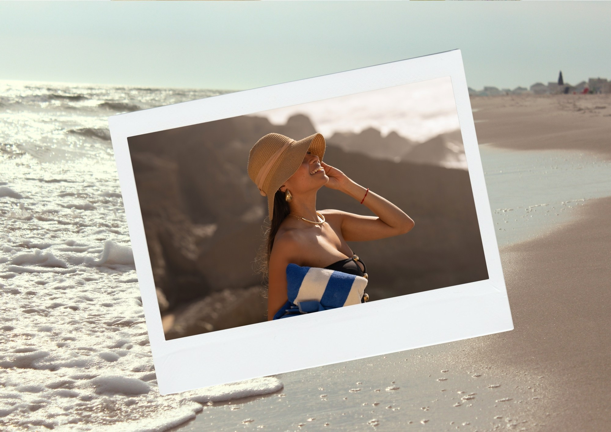 женщина в соломенной шляпе на морском берегу летом