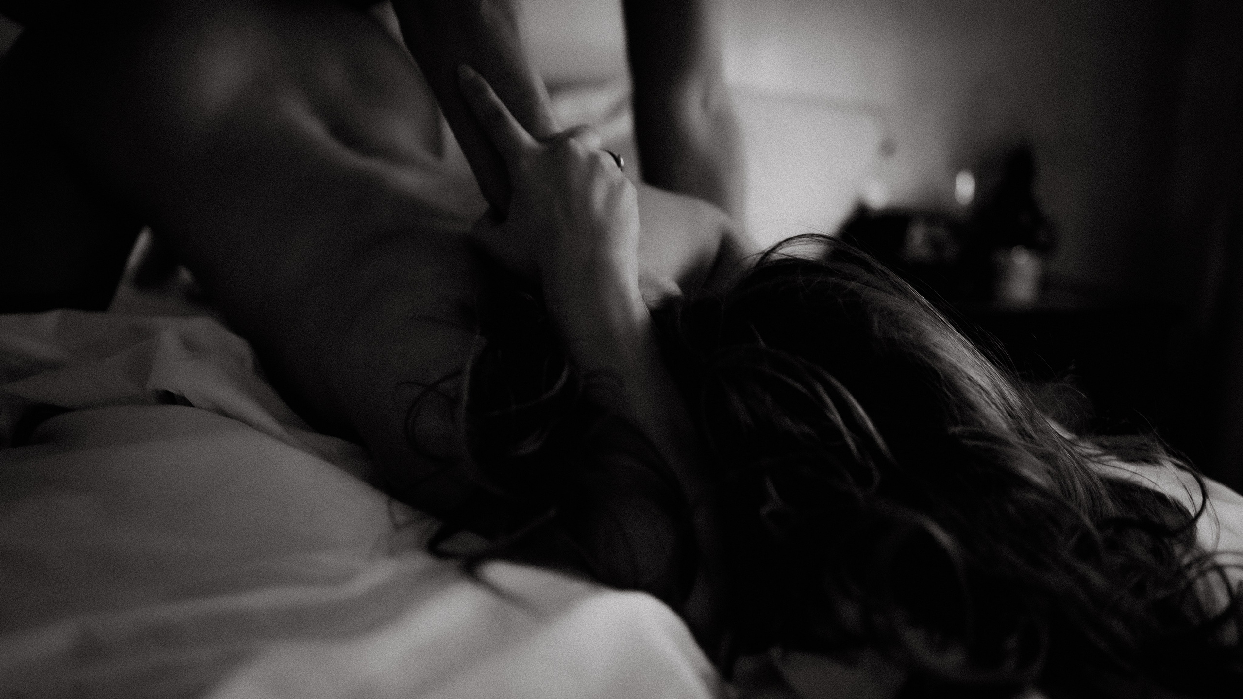 Черное-белая фотосессия в стиле ню