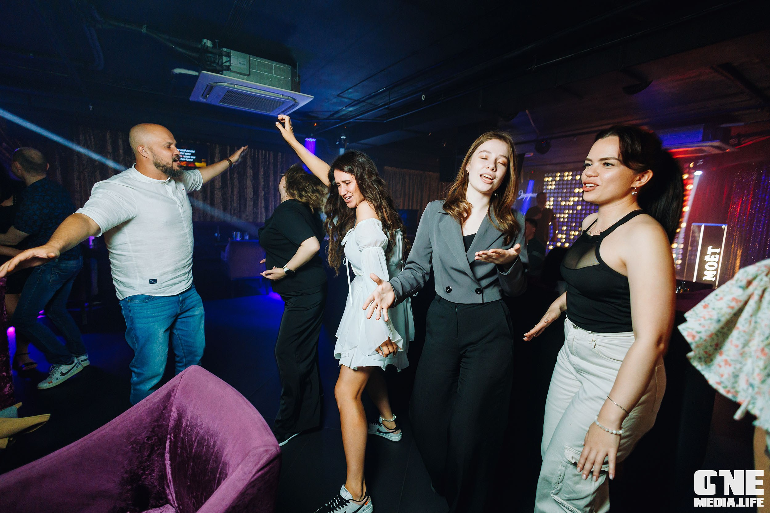 Фоторепортаж из караоке-клуба Эйфория. One Media Life: фоторепортажи, фотоотчеты с мероприятий и заведений
