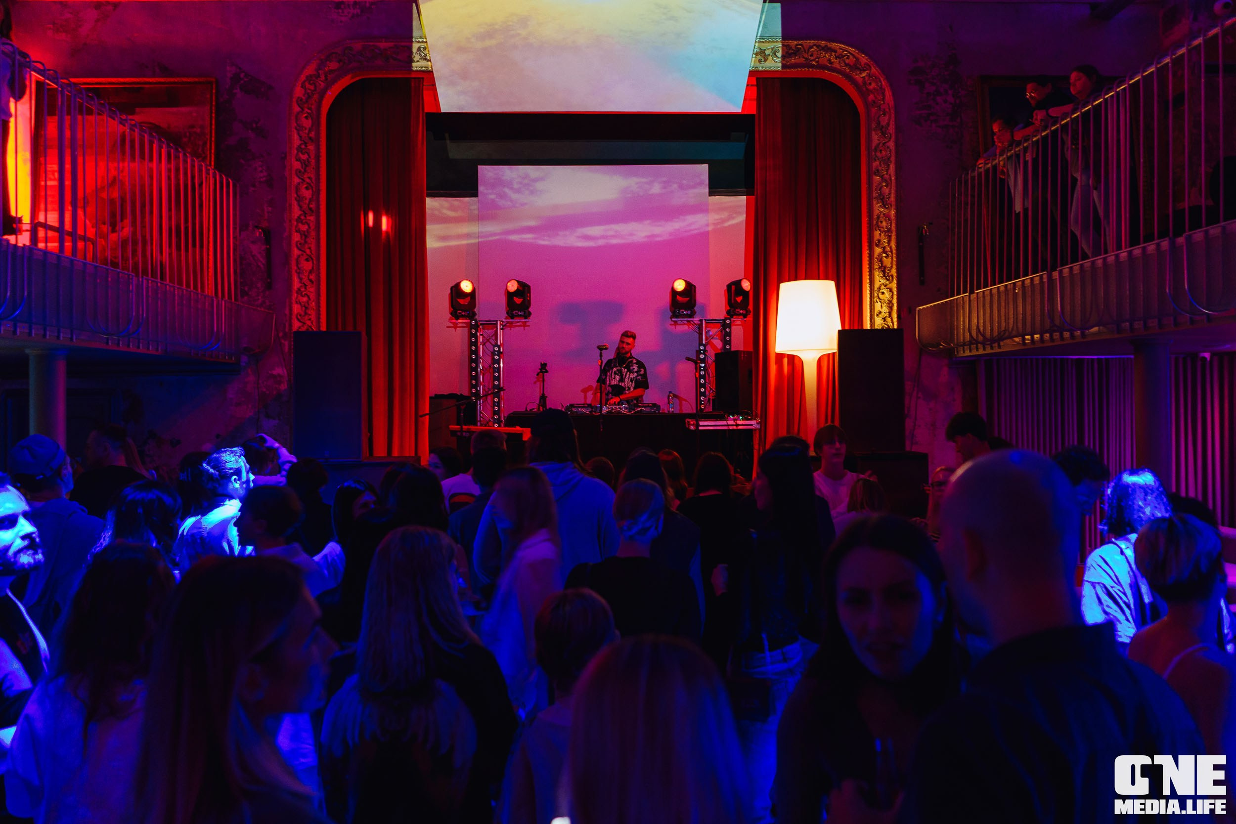 Фоторепортаж из клуба UNIVERSAL. One Media Life: фоторепортажи, фотоотчеты с мероприятий и заведений