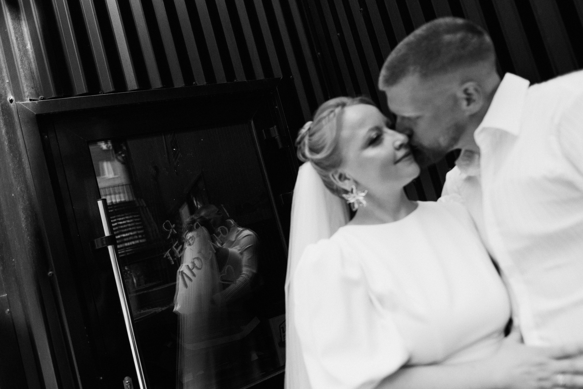 Свадебный фотограф в Тюмени — Фотосессия Павла и Марии на Набережной. Портретный фотограф Тюмень Дарья Мустафина