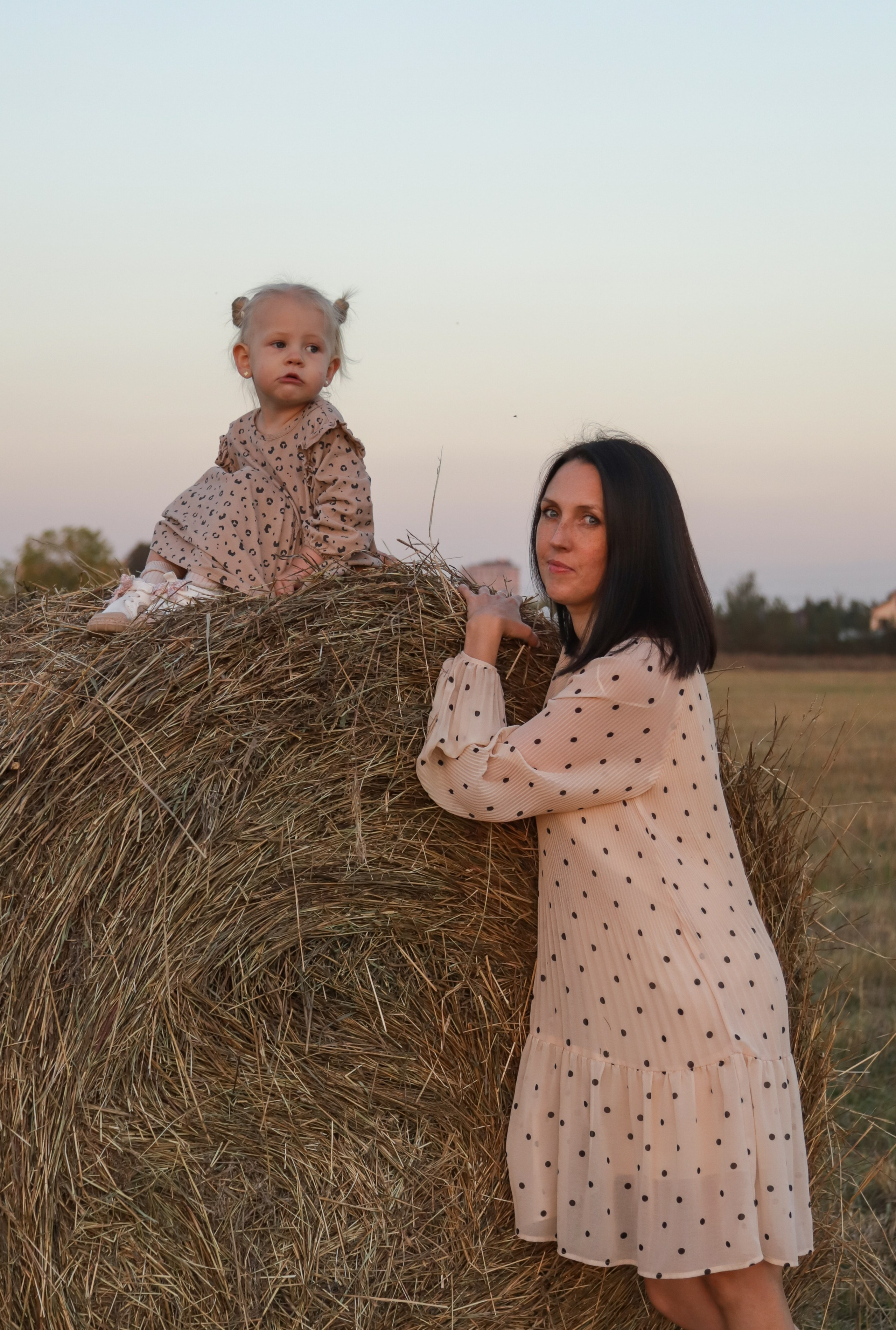 Мама с детьми в поле стога. Диана Николаева — фотограф город Балашиха