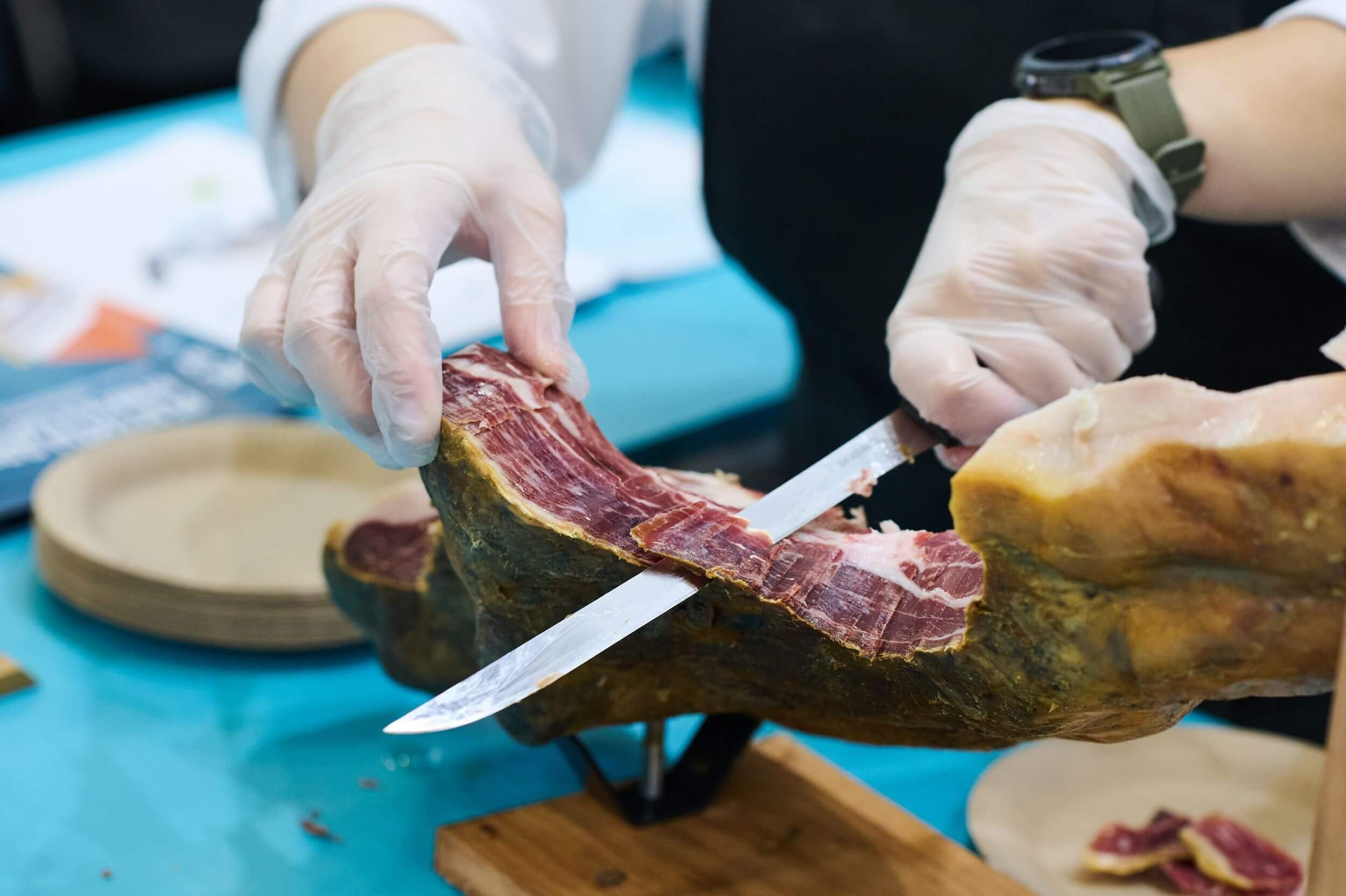 40. Крупный план: девушка нарезает хамон.