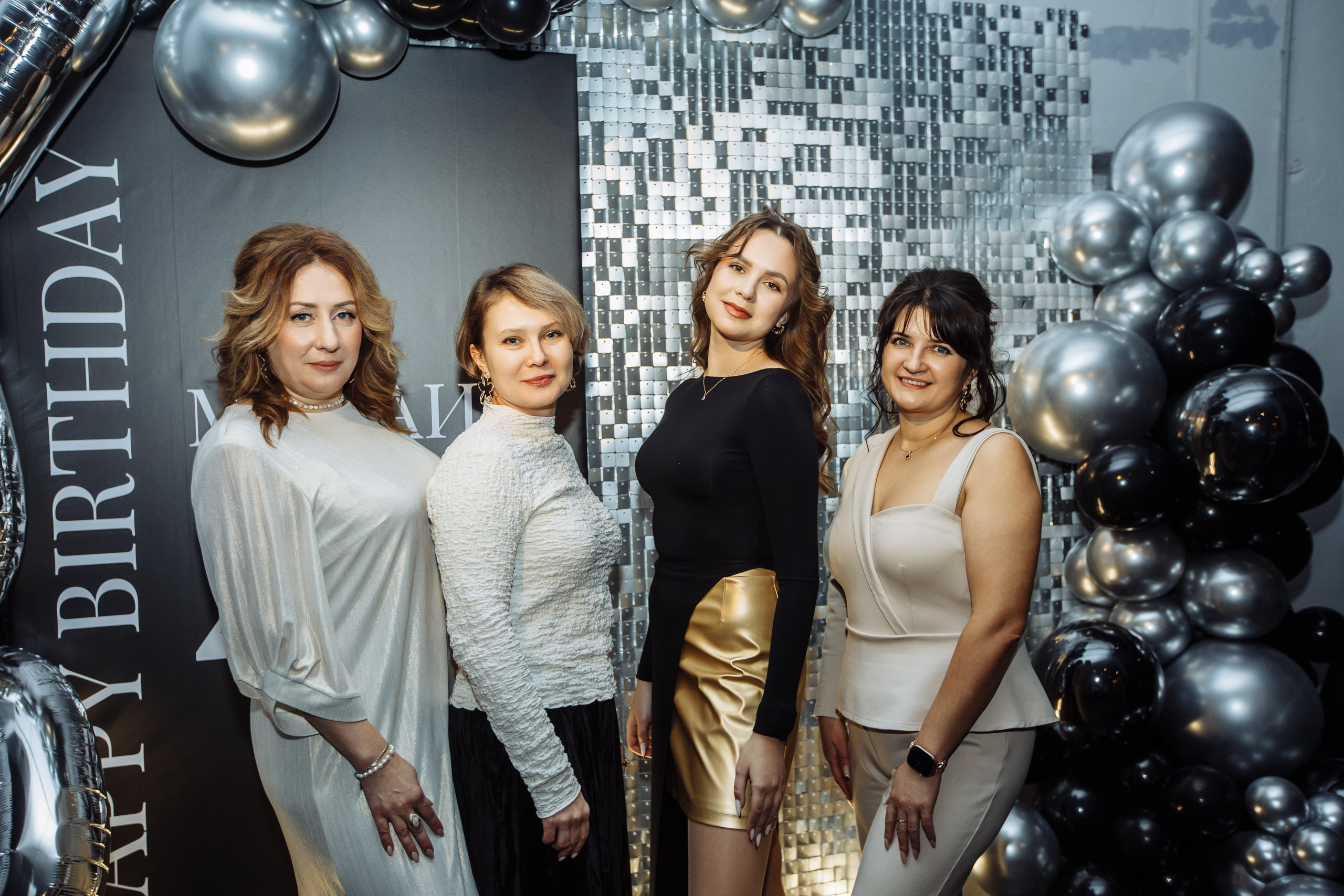 Общая фотография на юбилее, фото и видео съёмка с элементами интервью, подробнее как забронировать дату читайте на этом сайте