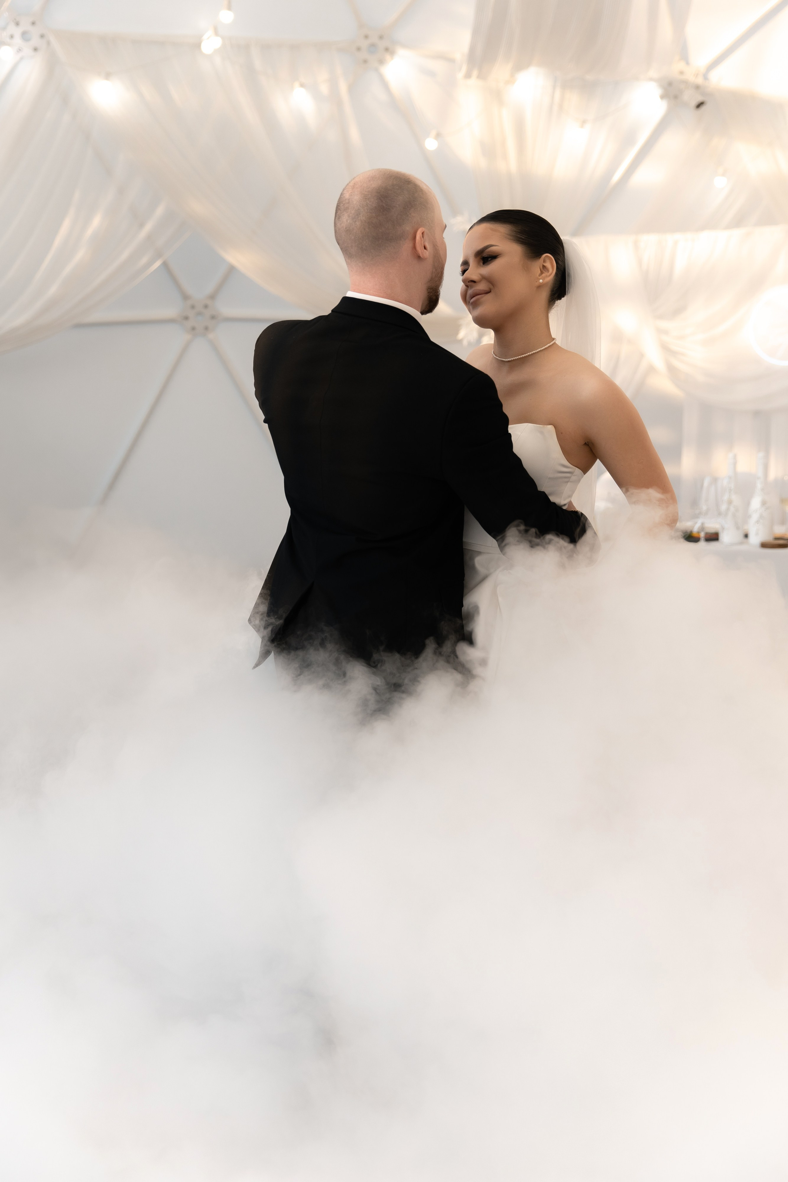 Я создаю профессиональные фотографии, которые сохраняют эмоции, детали и атмосферу вашего праздника. Свадебный фотограф во Владивостоке