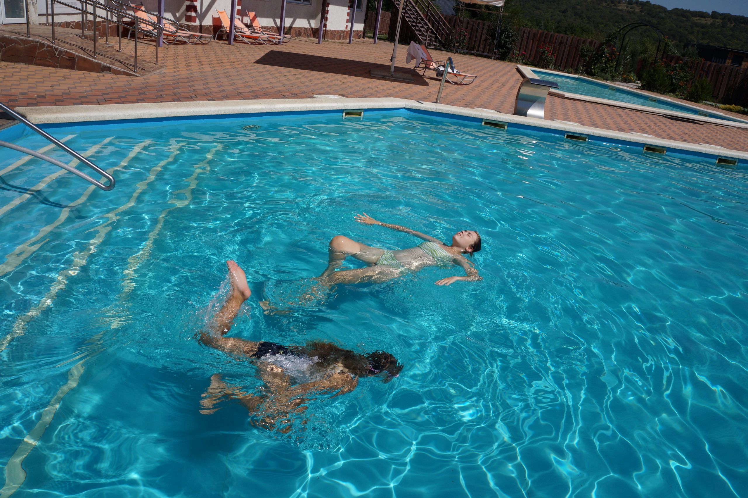 Плавание в бассейне горячего источника