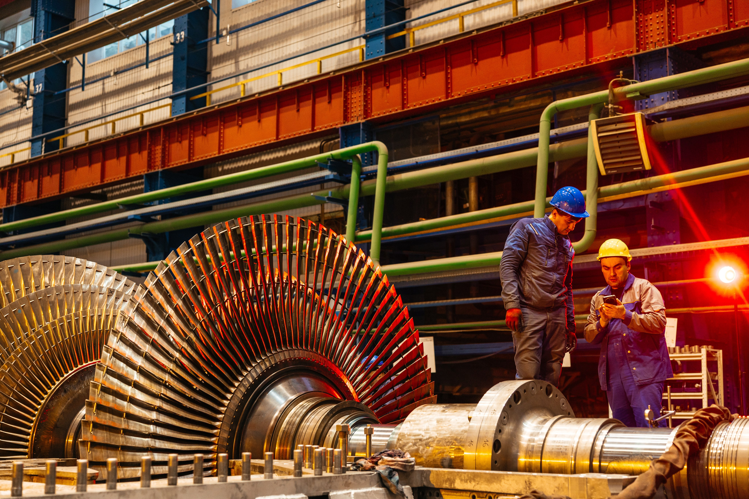 Яркая промышленная съёмка на стыке реальности и визуальных трендов