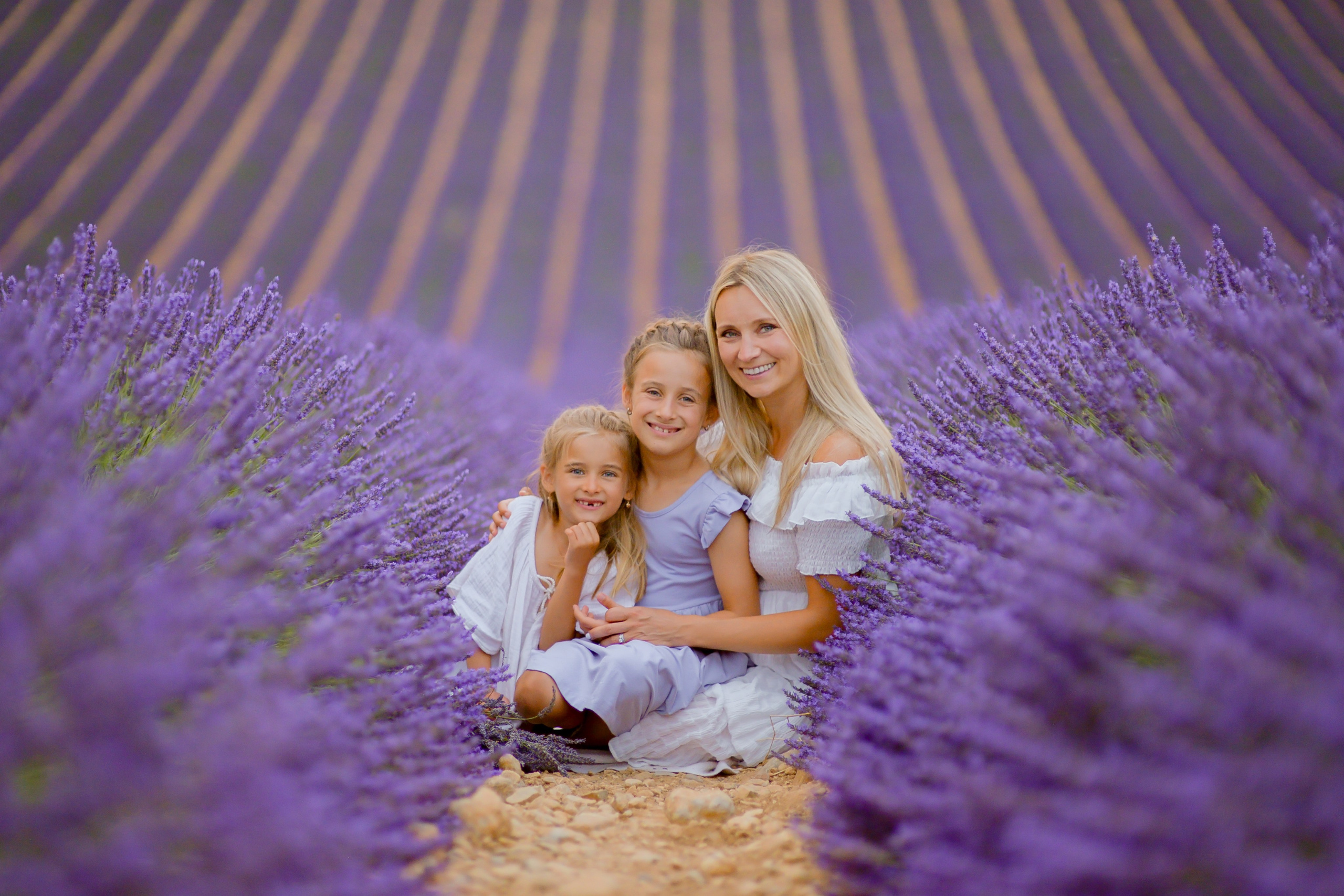 Séances photo dans les champs de lavande 2026. Photographer in Provence Julia Lipiainen