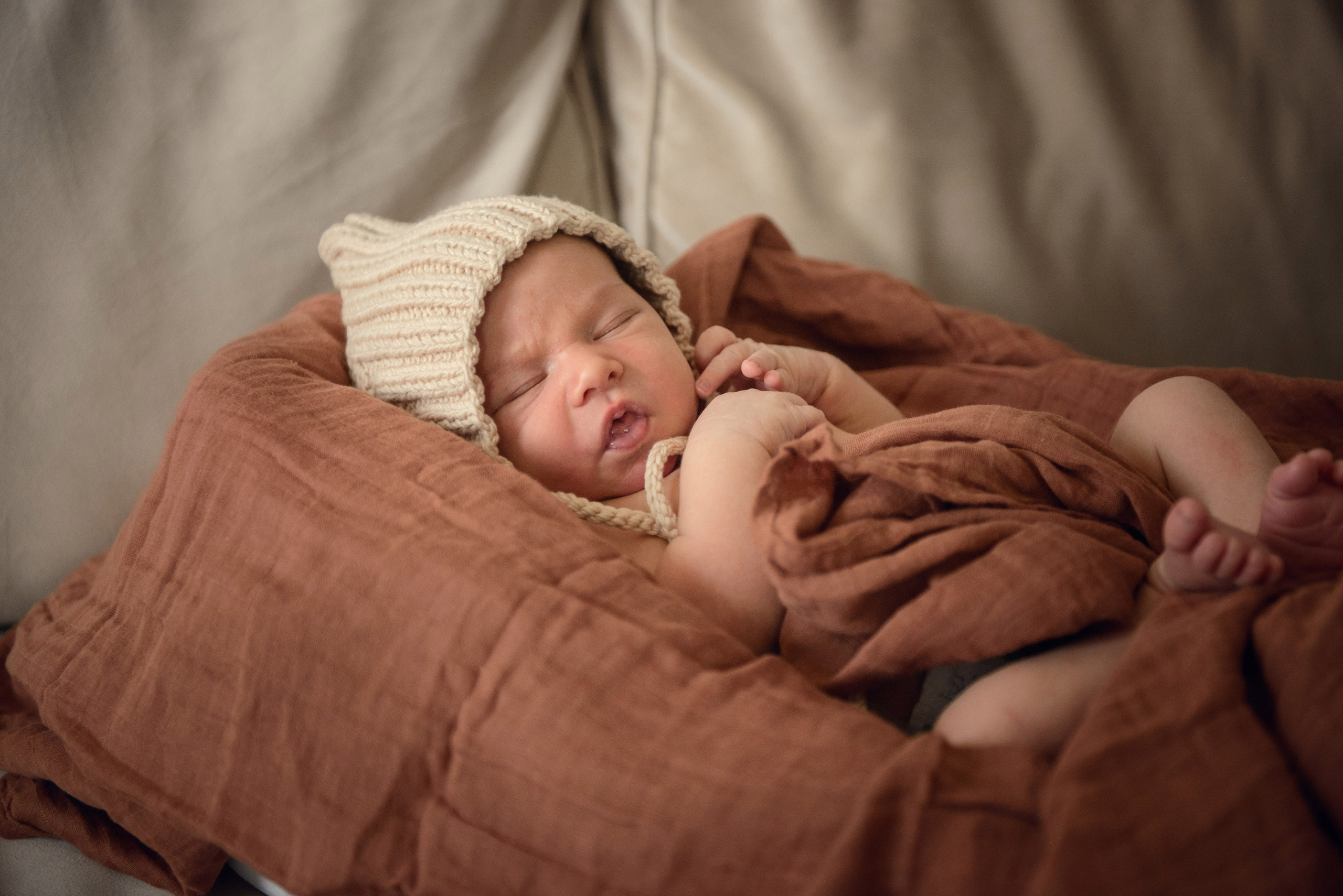 A family photo shoot at home, a family with a newborn baby. Photographer Elena Carruthers, Scotland