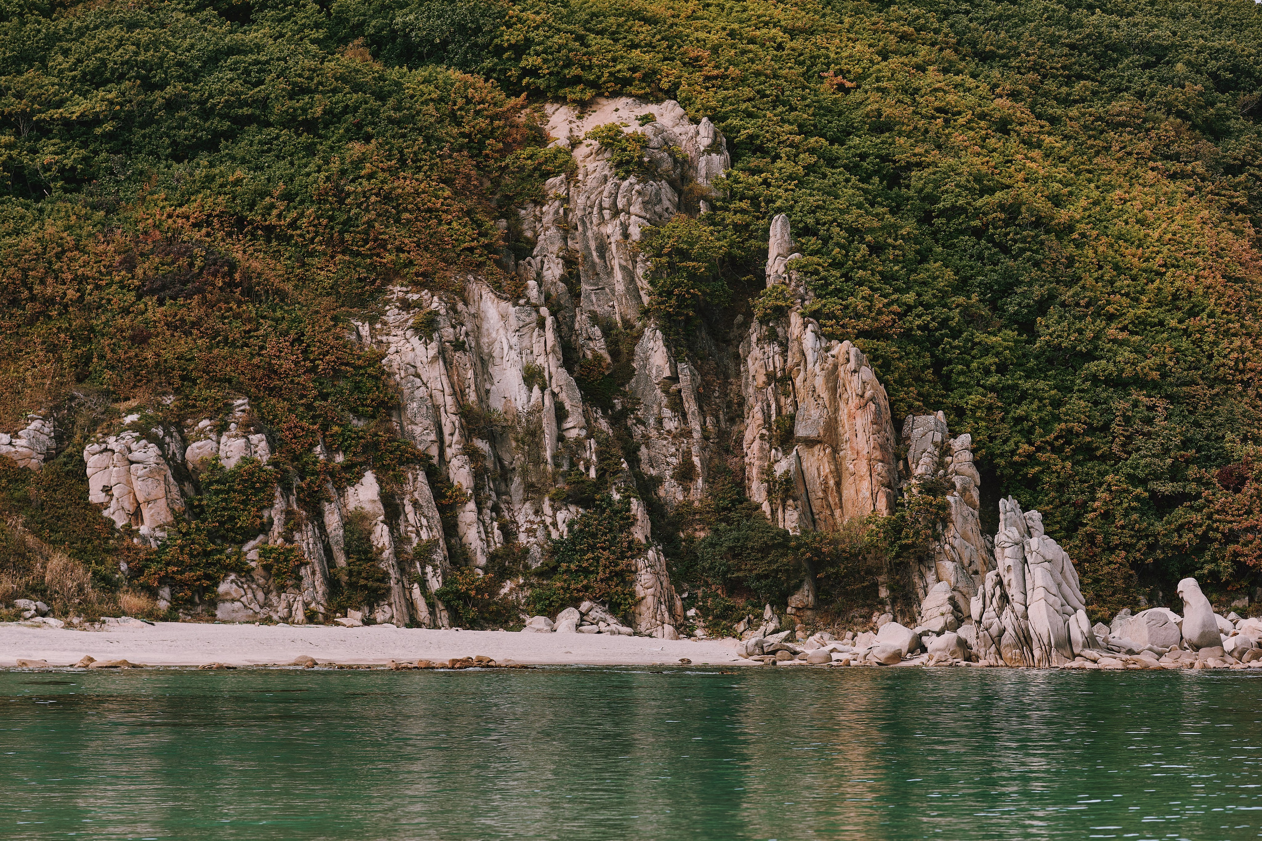 Скалы и сопки, возвышающиеся над пляжем и морем. Снимок от профессионального пейзажного фотографа из города Находки