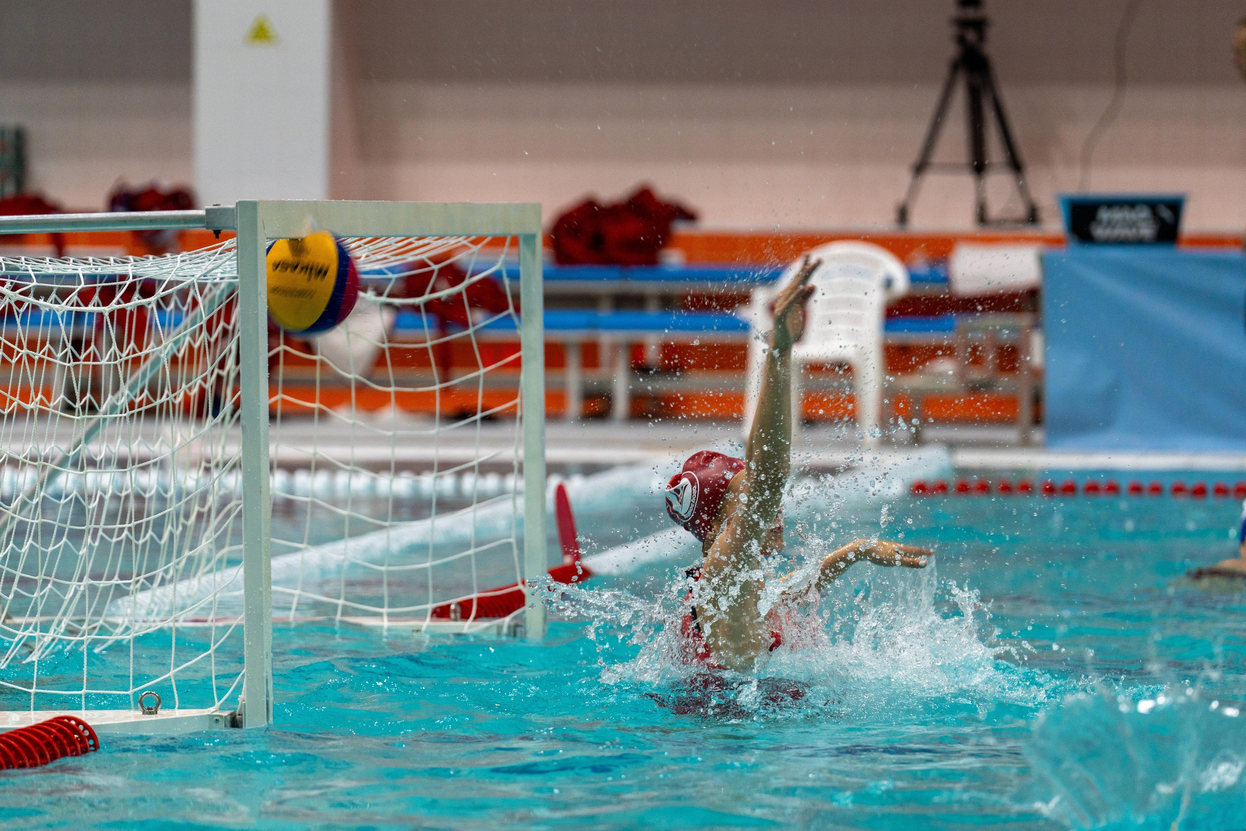 Мяч Дианы влетает в ворота Спартака на Невской волне