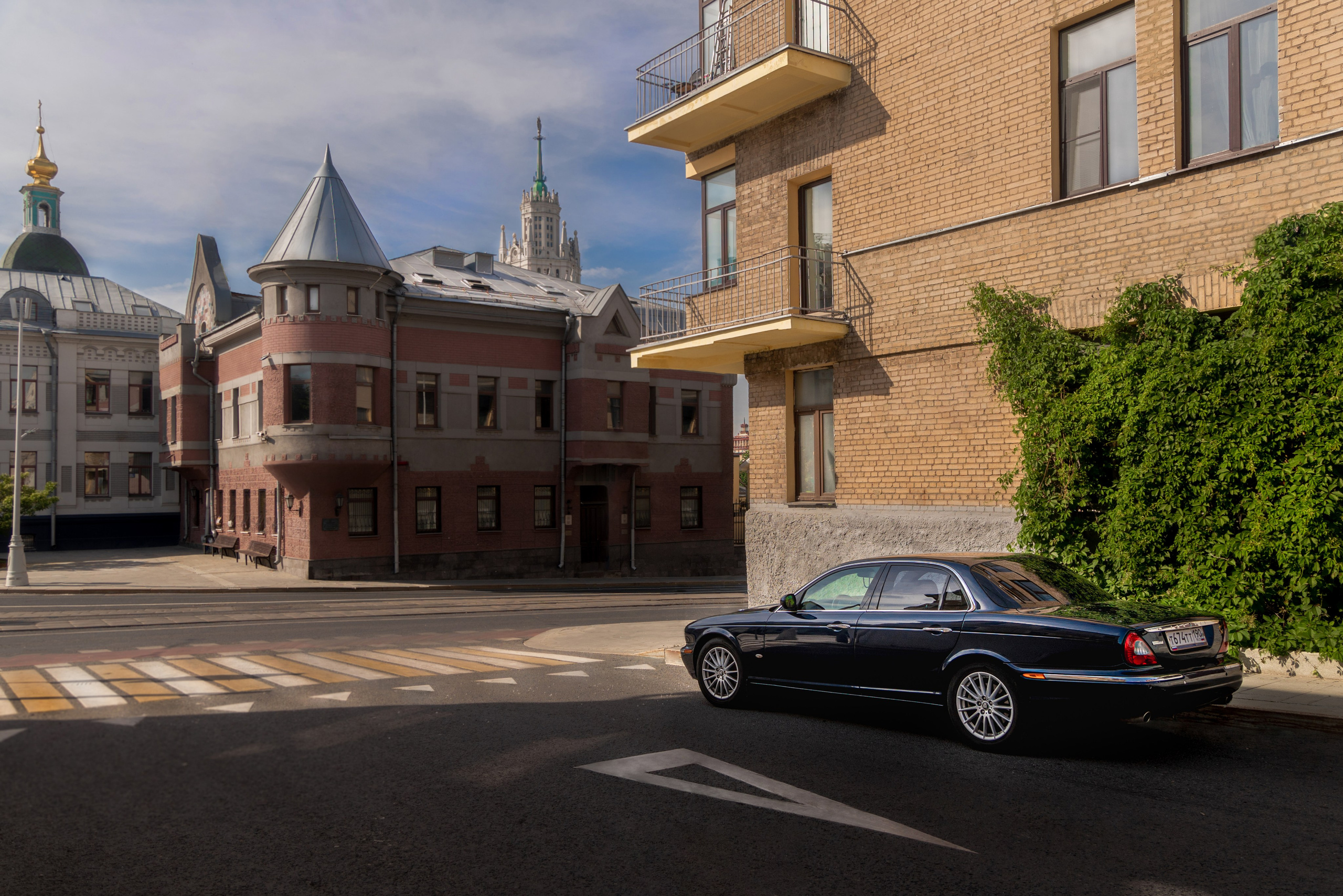 Фотосъемка машины в Москве возле дома с Атлантами. Жуков Илья свадебный фотограф в Москве