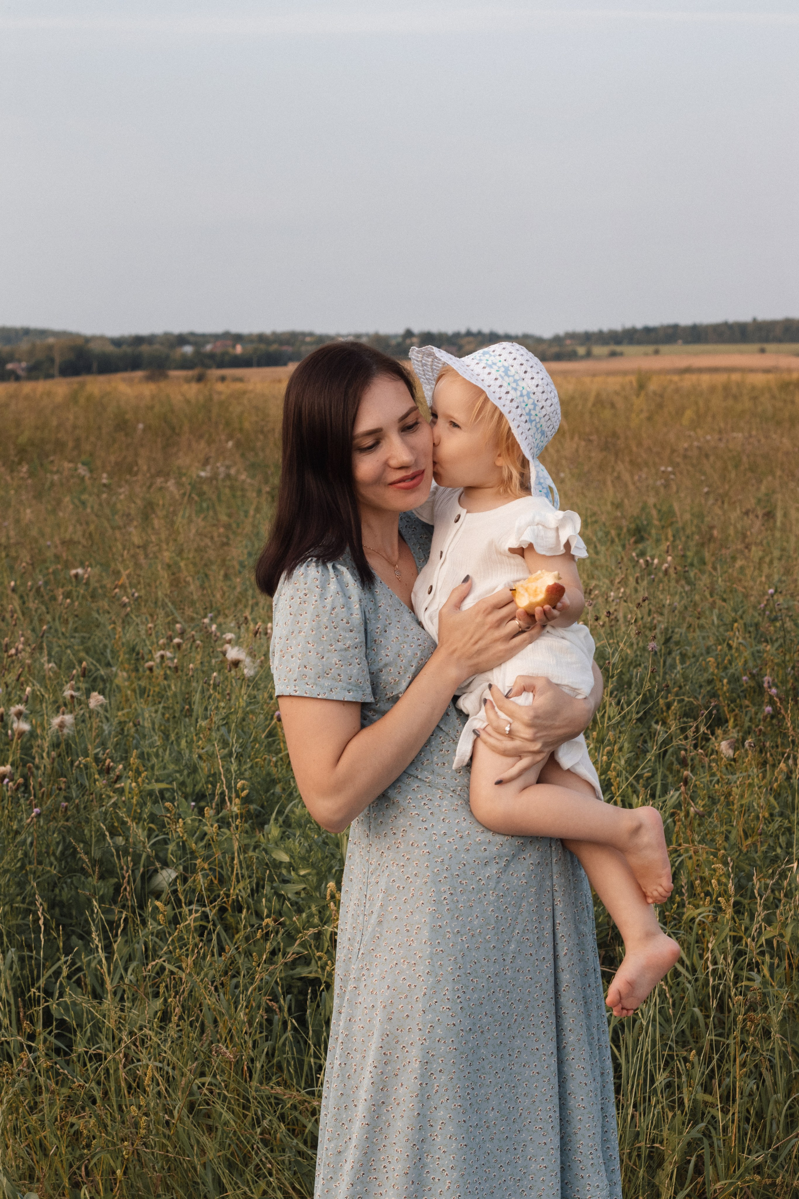 Семейная фотосессия в поле. Портретный фотограф Москва