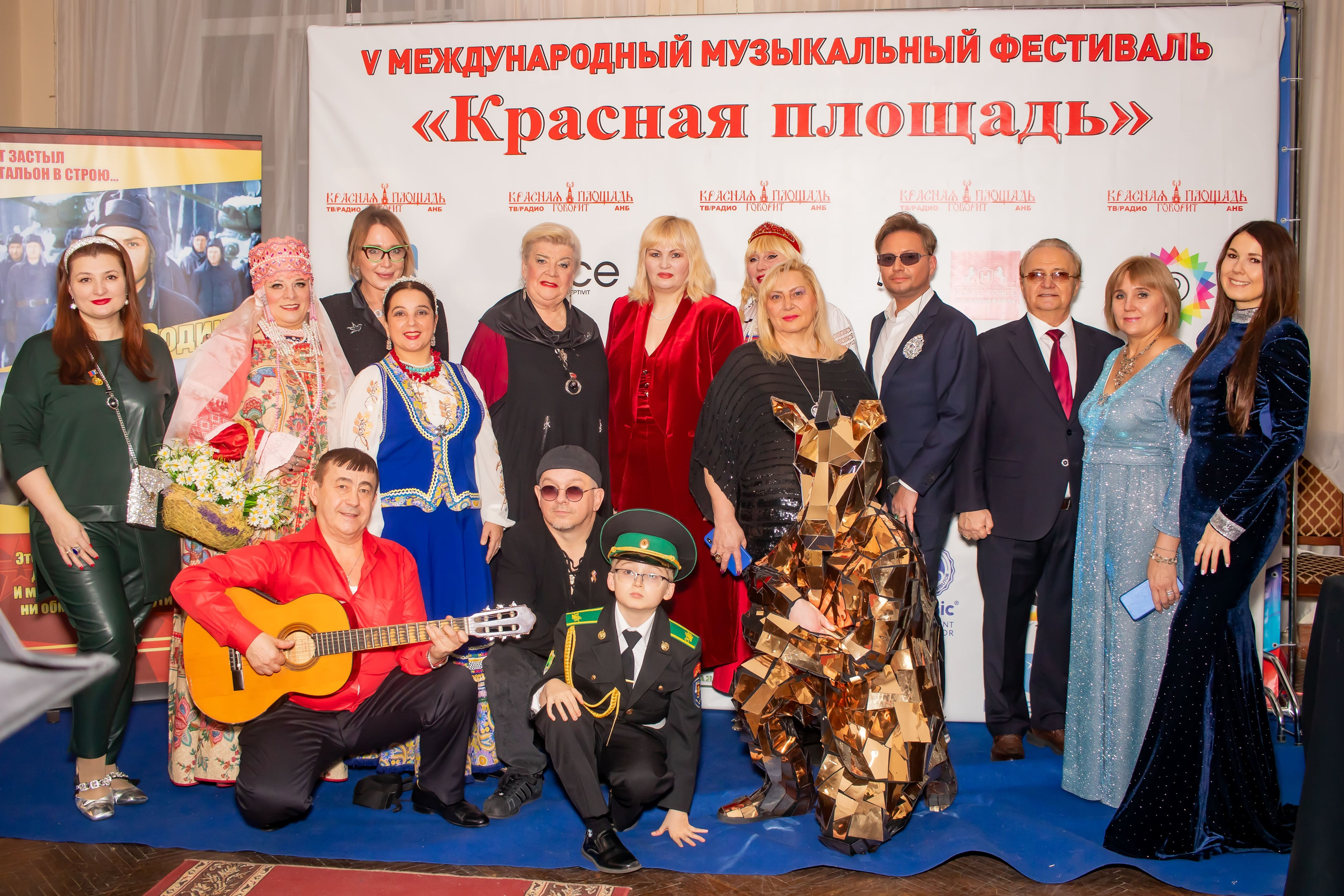 Групповое фото артистов и организаторов фестиваля «Красная площадь» · фотограф Карасёва Елена