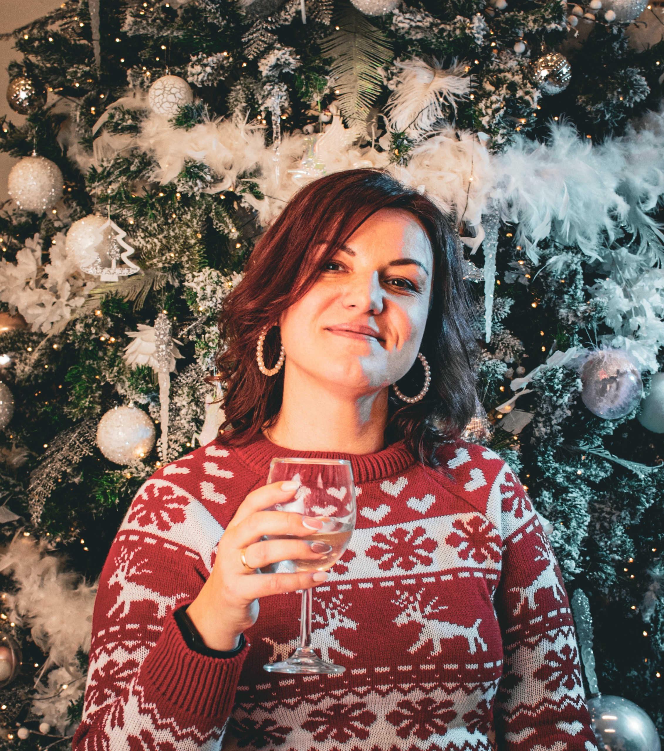 Праздничный портрет женщины с подарком у ёлки с золотыми украшениями, зимняя съёмка, фотограф Карасёва Елена