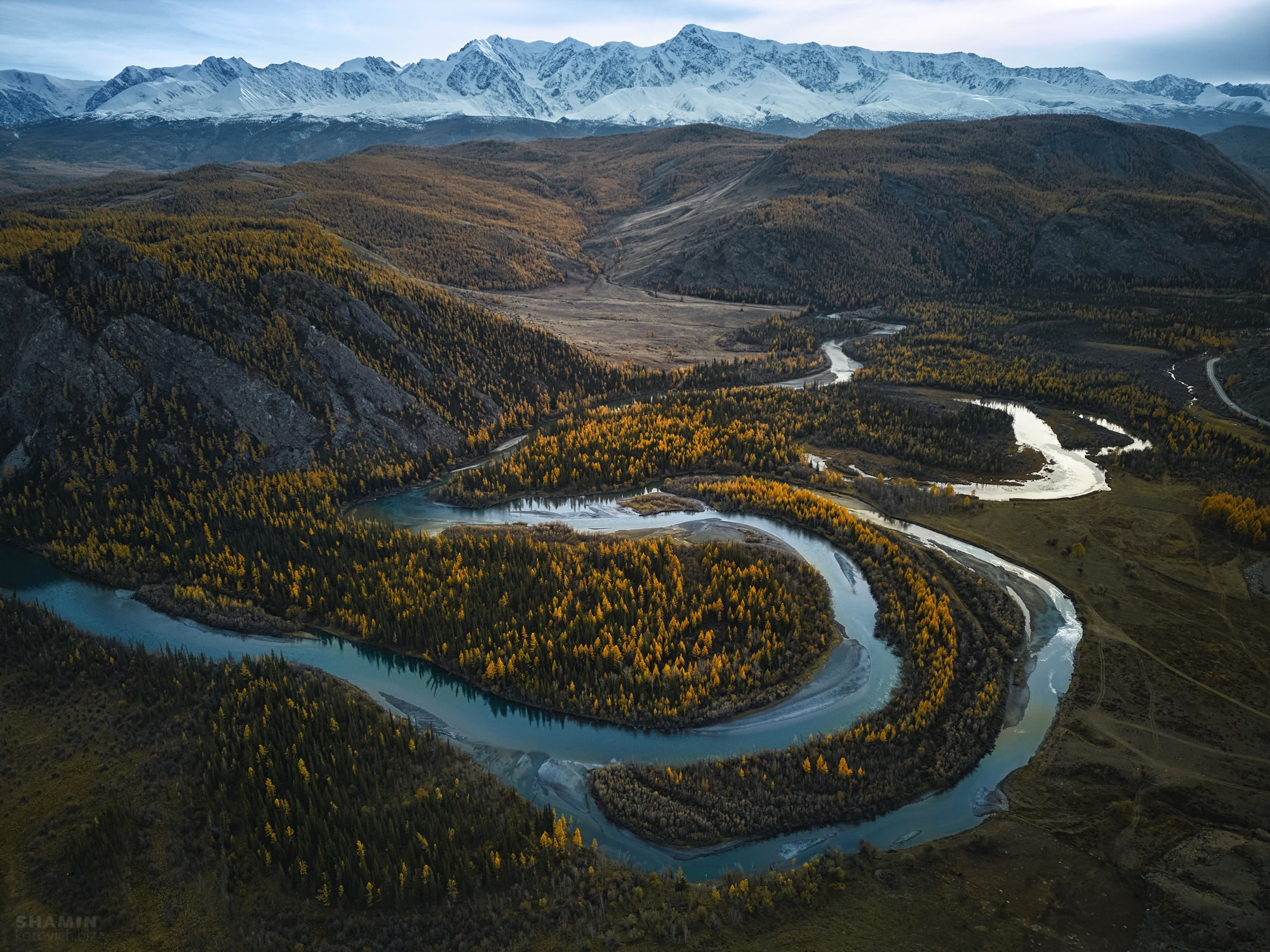 Аэросъёмка пейзажей с дрона — вид с высоты на природу, свет и пространство, запечатлённые в разное время суток.
