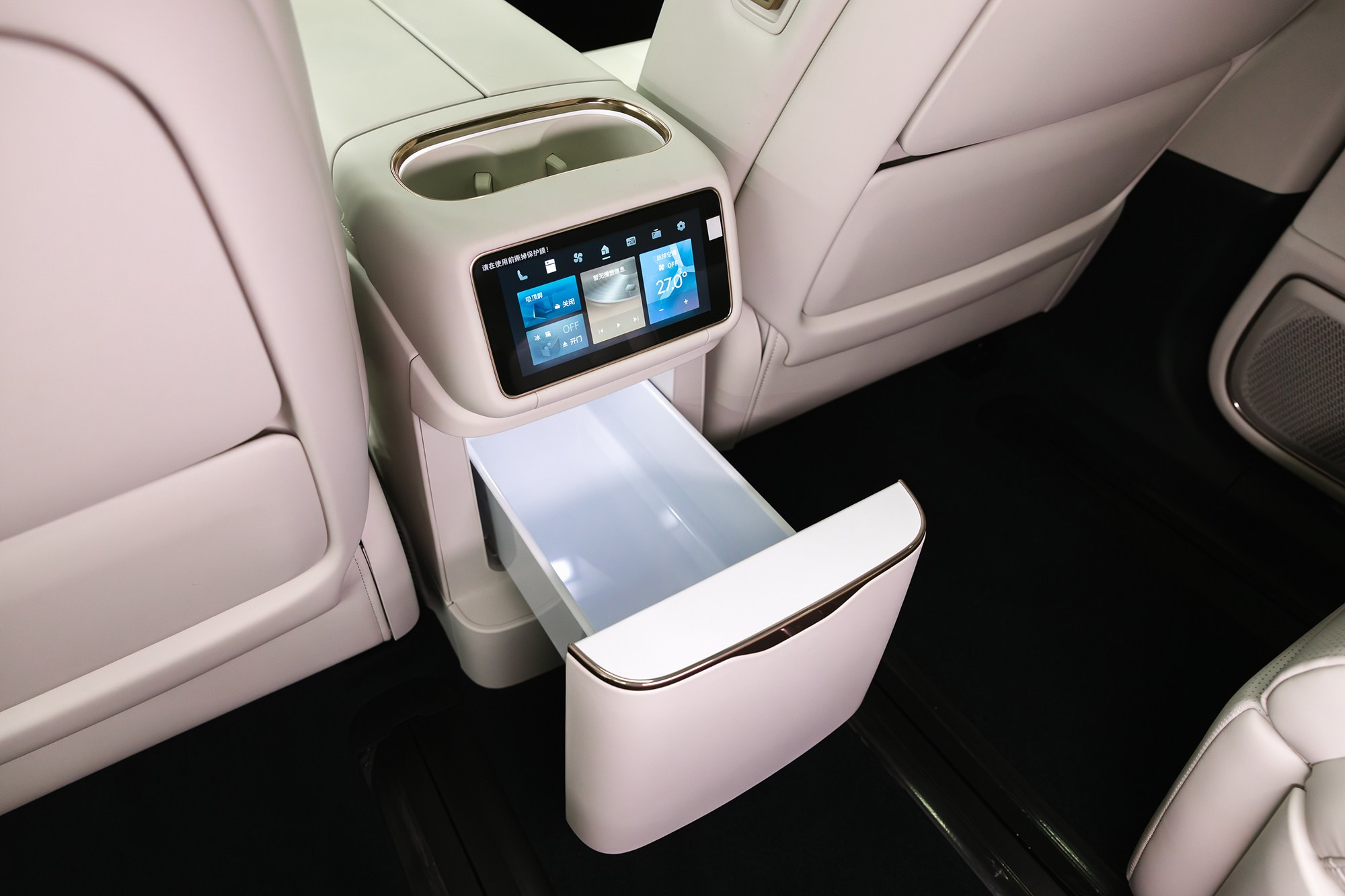 Lynk & Co 900 Ultra 2,0hyb 4WD AT (734 л. с.), 2025 г, 2,0 л бензин. Автосалон «Х-Авто»