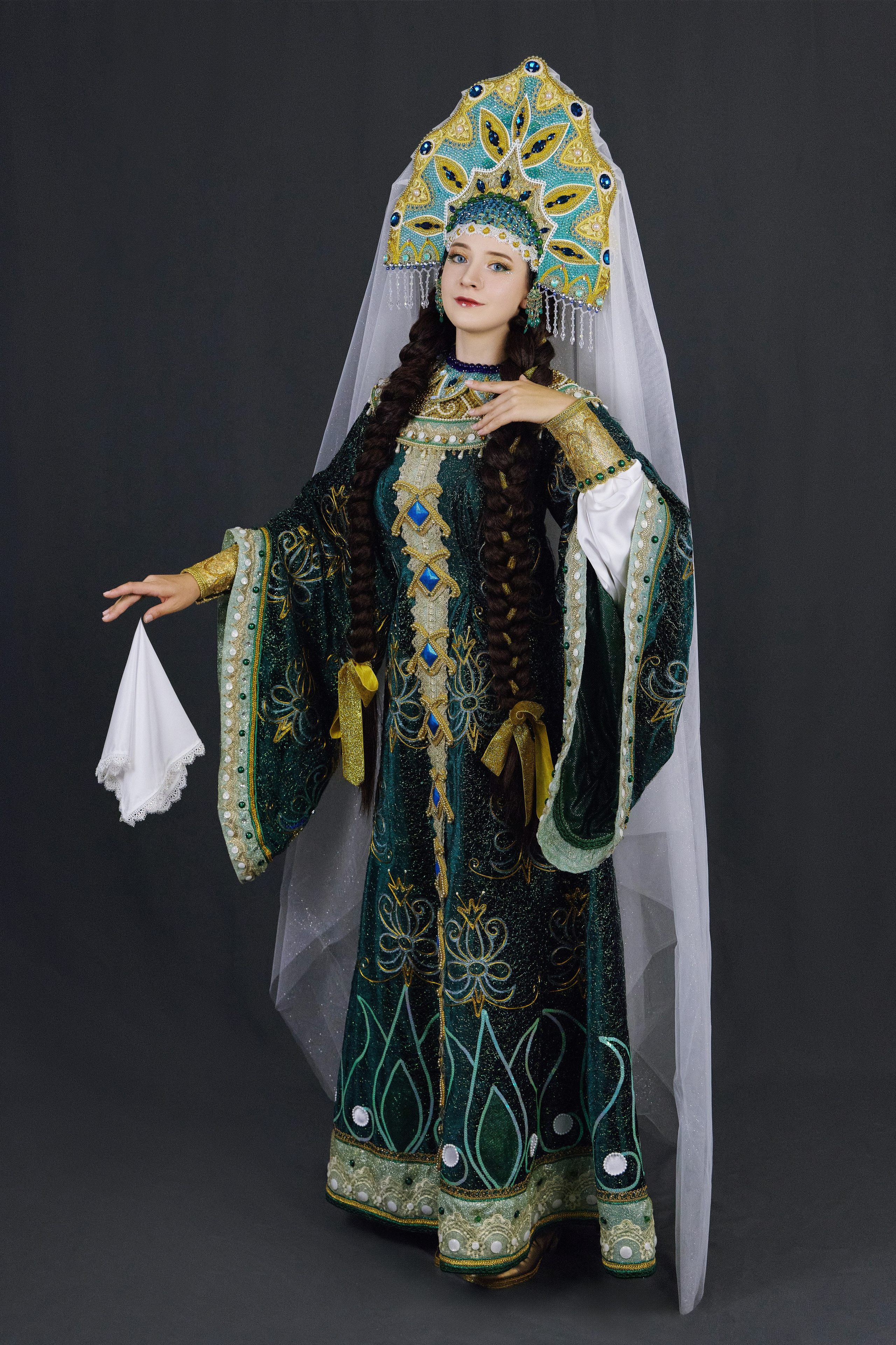 Косплей на Василису из Царевны-лягушки на тёмно-сером фоне
