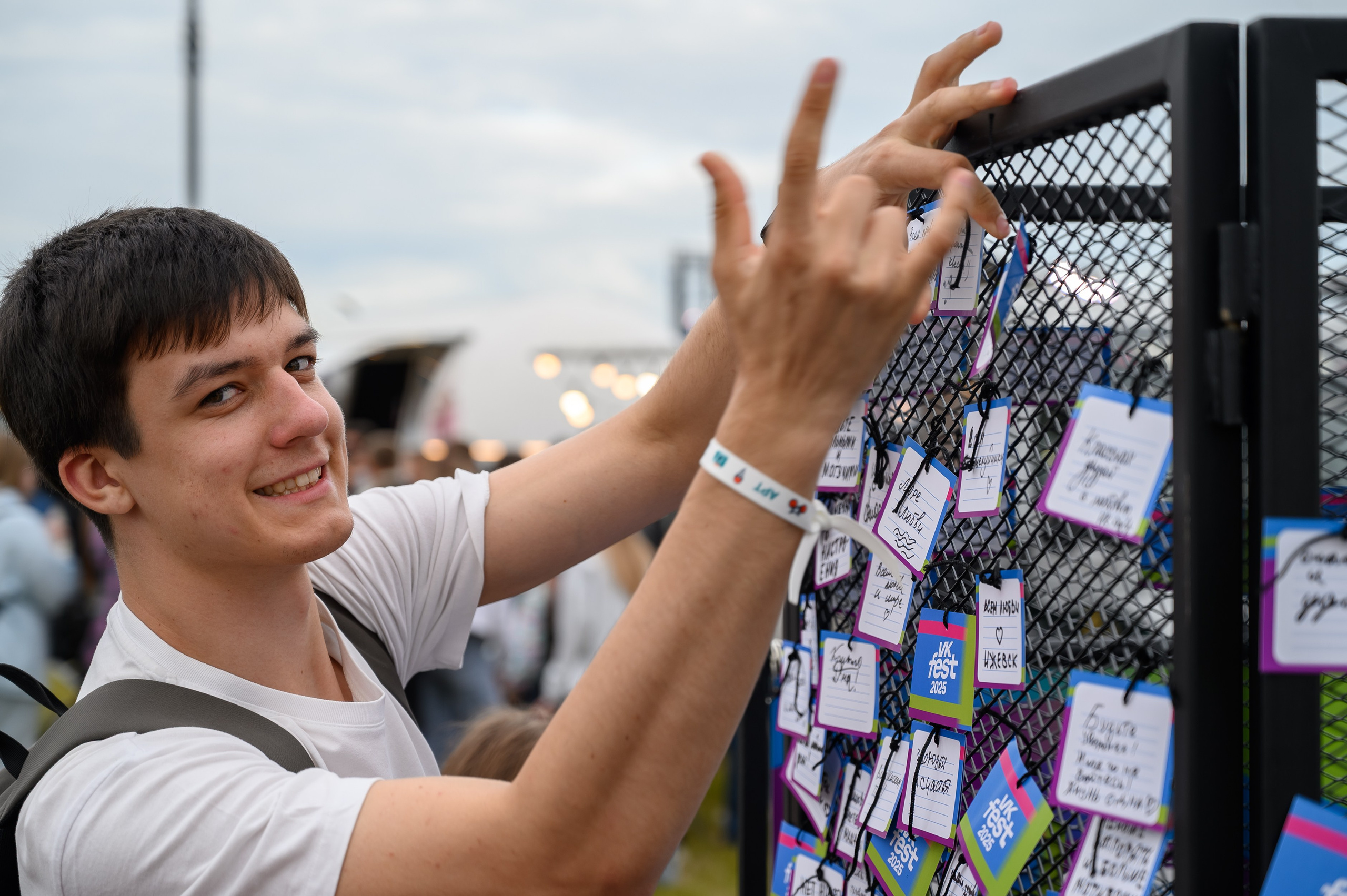 Подростки и взрослые проходят квест у стенда ВКонтакте на VK Fest в Казани — атмосферный снимок