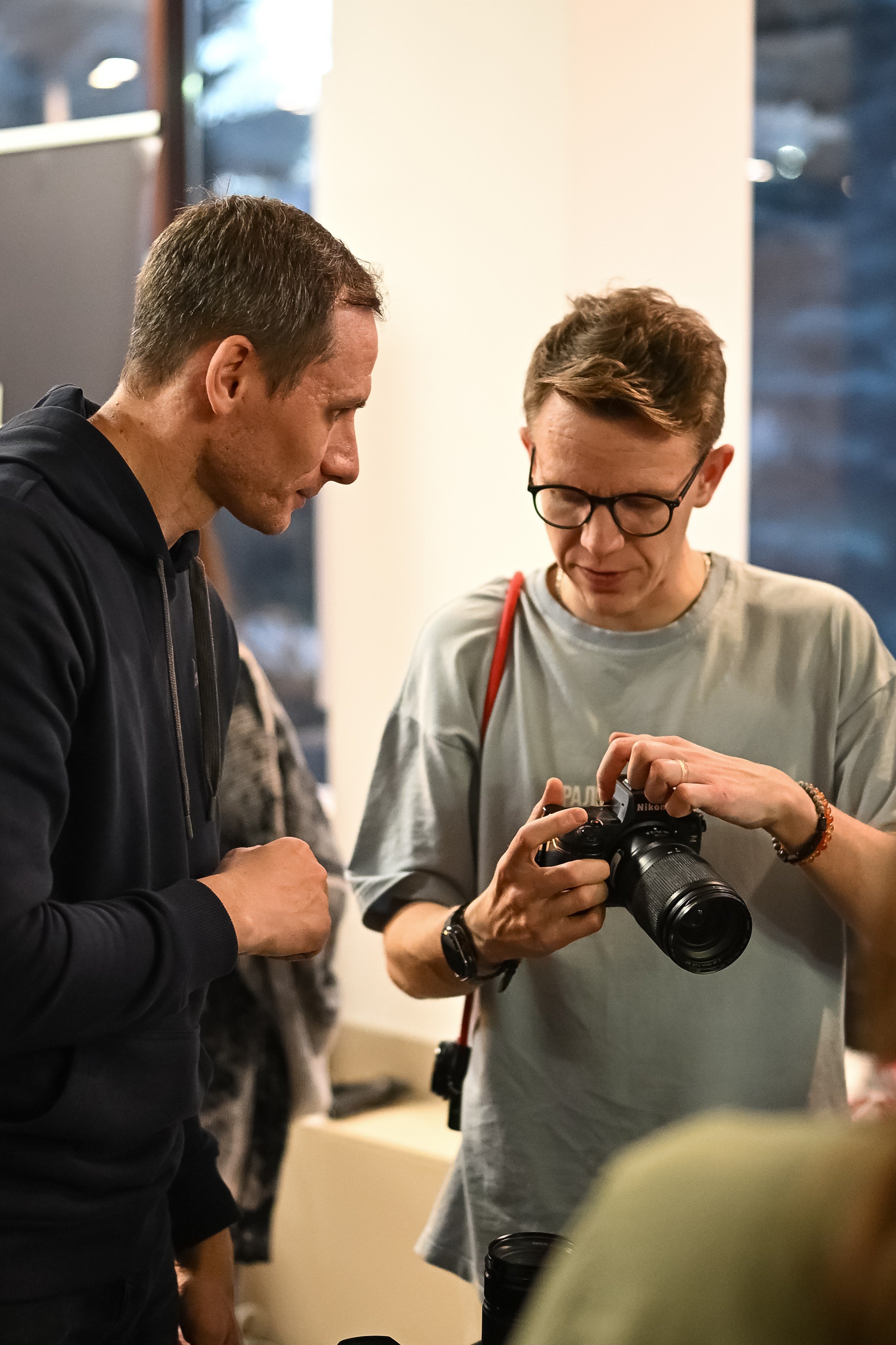 Участники фестиваля обсуждают фототехнику и портфолио на Portfolio Party 2025