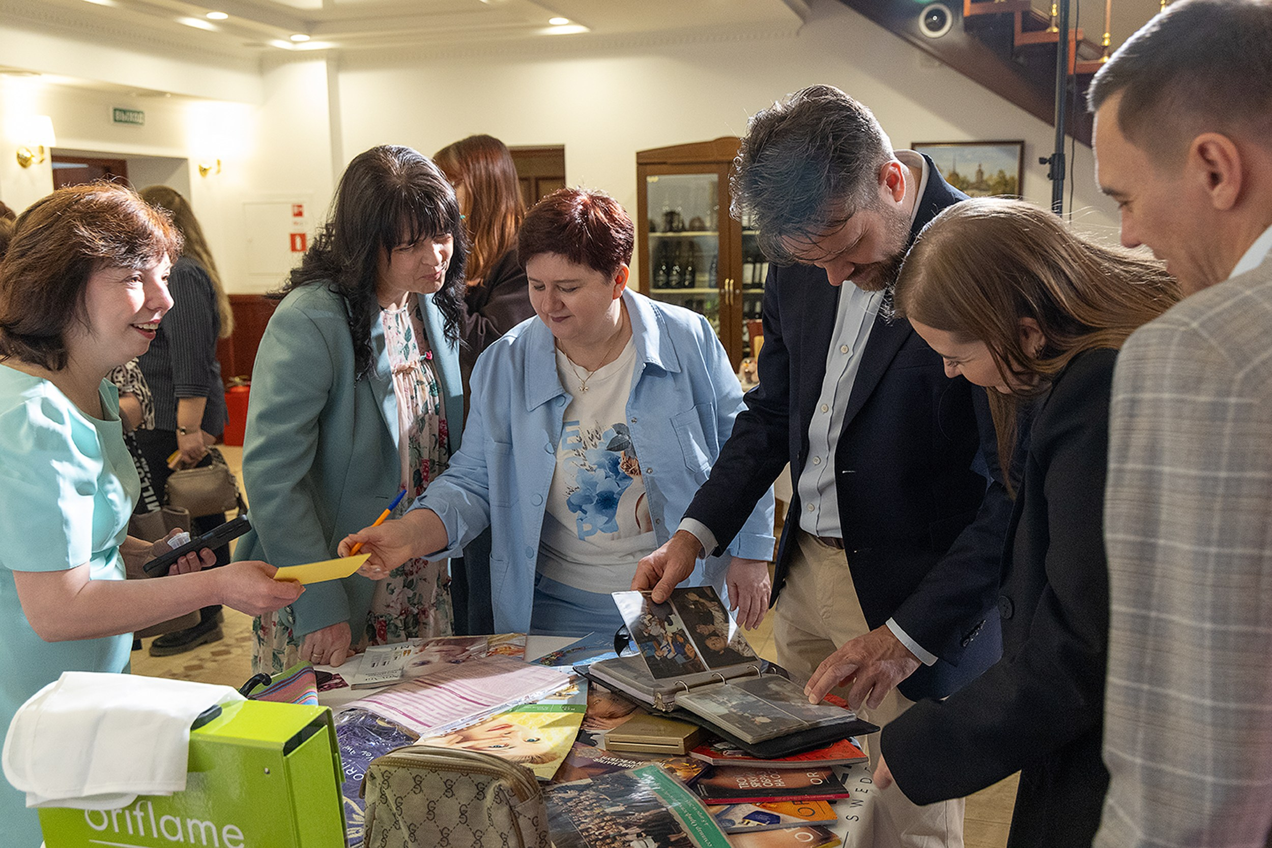 Постановочная фотосъемка у банера на мероприятии