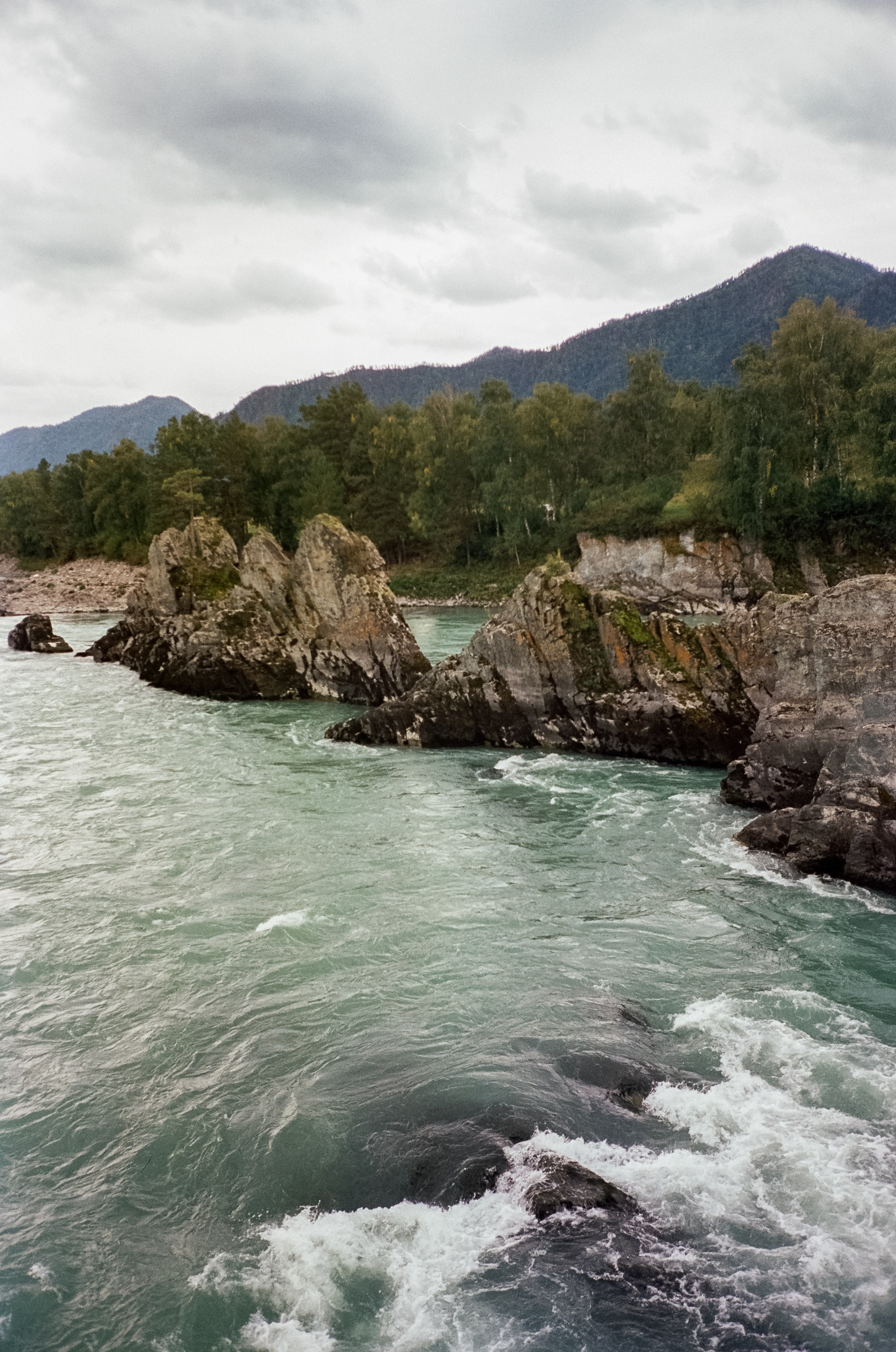 Катунь и скалы. Зубы Дракона в пасмурный день. Фотограф-документалист Мария Осокина