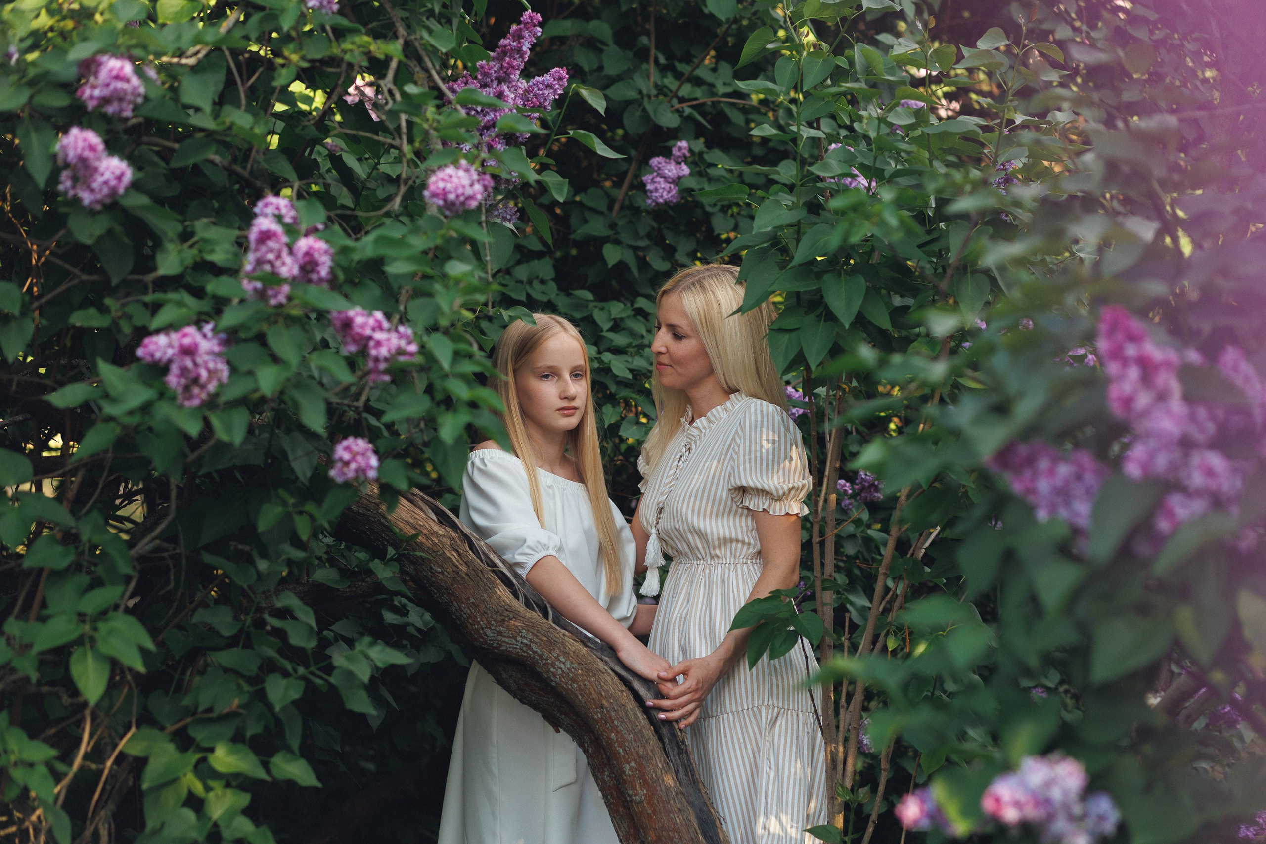 Фотосессия мама и дочь в сиреневом саду. Семейный фотограф в Москве Влада Лунина