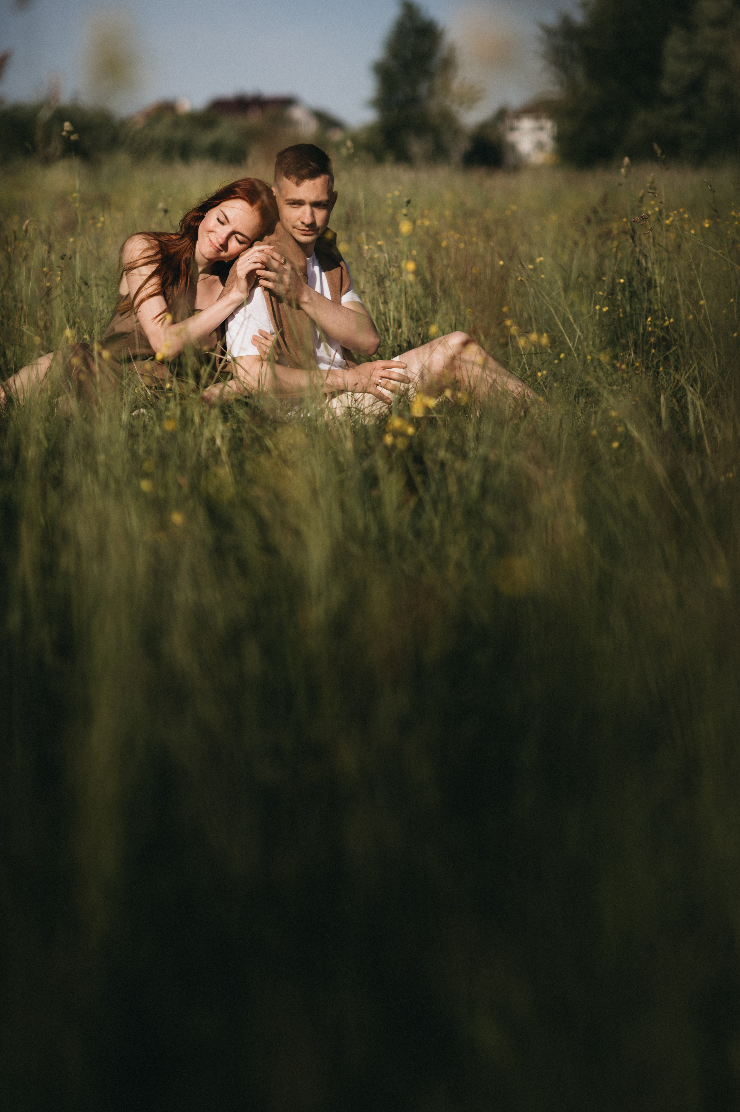 Любящая пара на отдыхе на природе