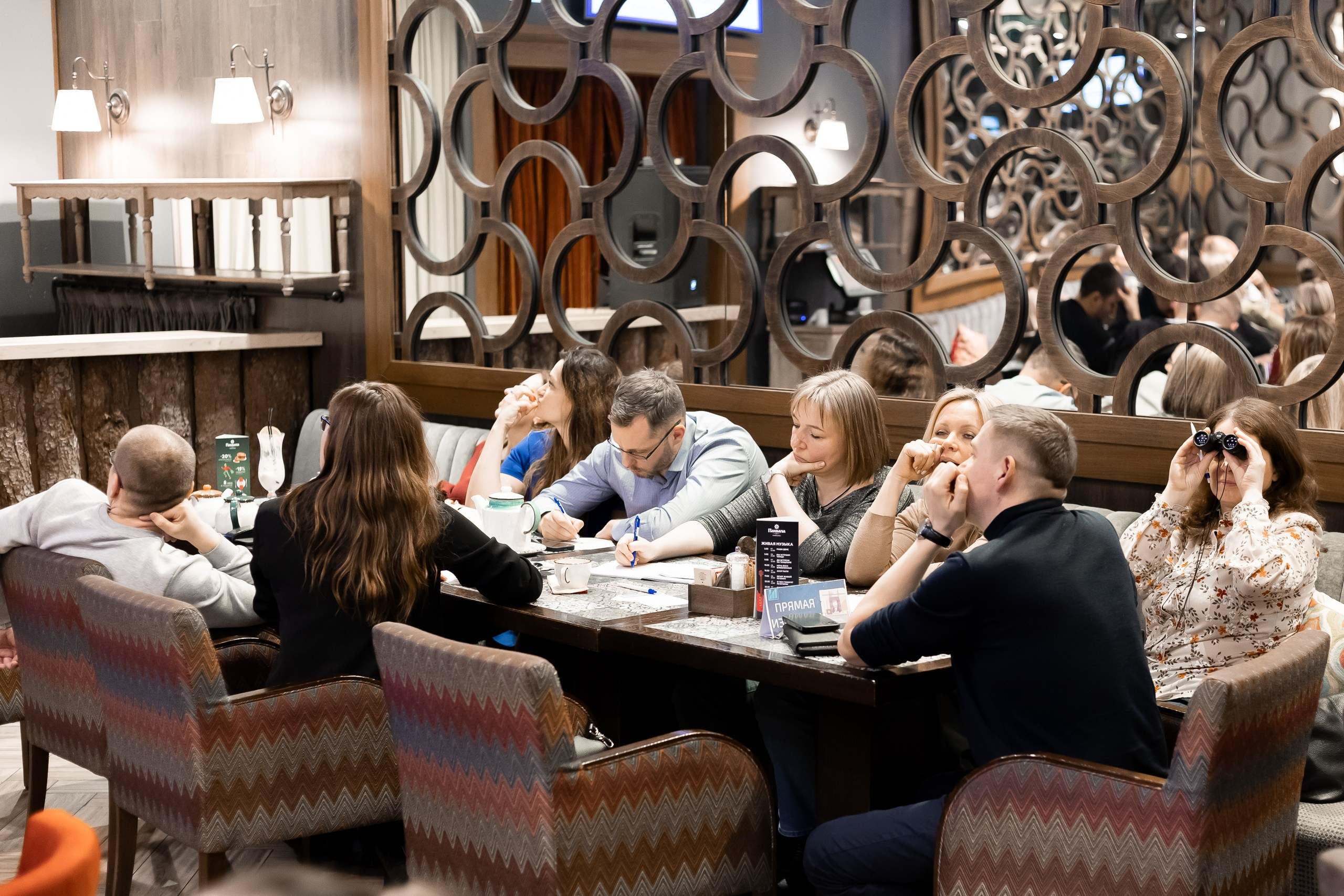 Репортажная фотосъемка квиз-шоу ЛИГА ИНДИГО в ресторане Пахвала. Фотограф в Санкт-Петербурге — Сергей Петров