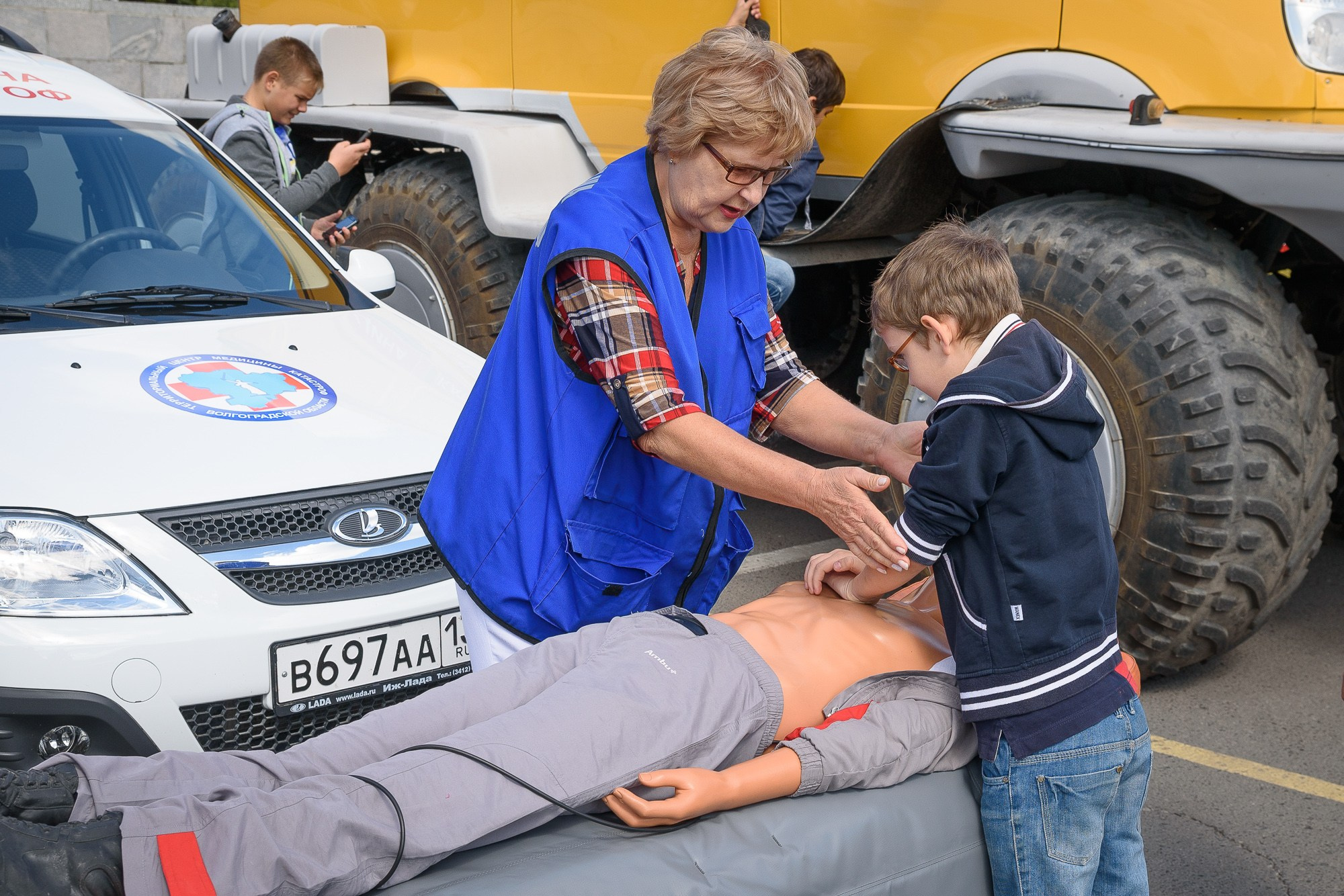 Мальчик тренируется на манекене делать искусственное дыхание