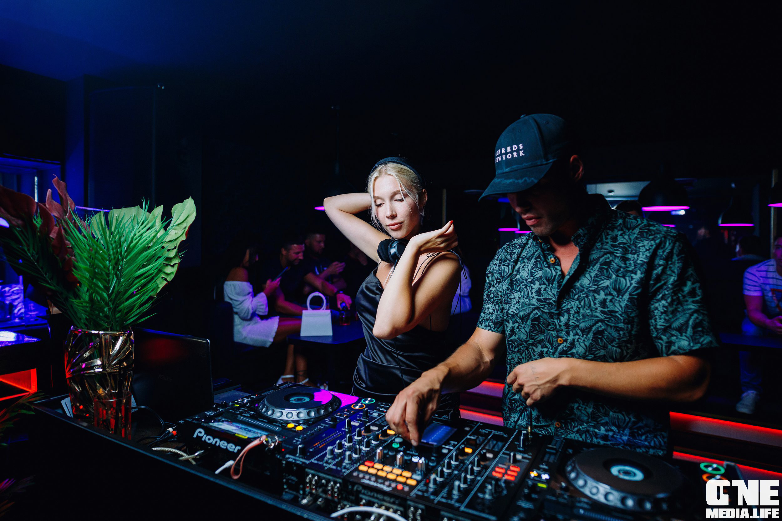 Фоторепортаж из ночного клуба Secret. One Media Life: фоторепортажи, фотоотчеты с мероприятий и заведений