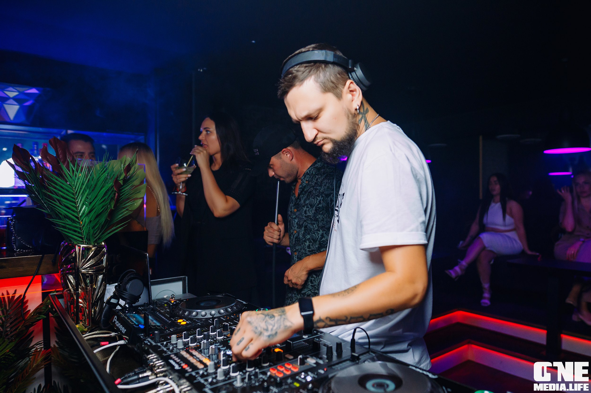 Фоторепортаж из ночного клуба Secret. One Media Life: фоторепортажи, фотоотчеты с мероприятий и заведений