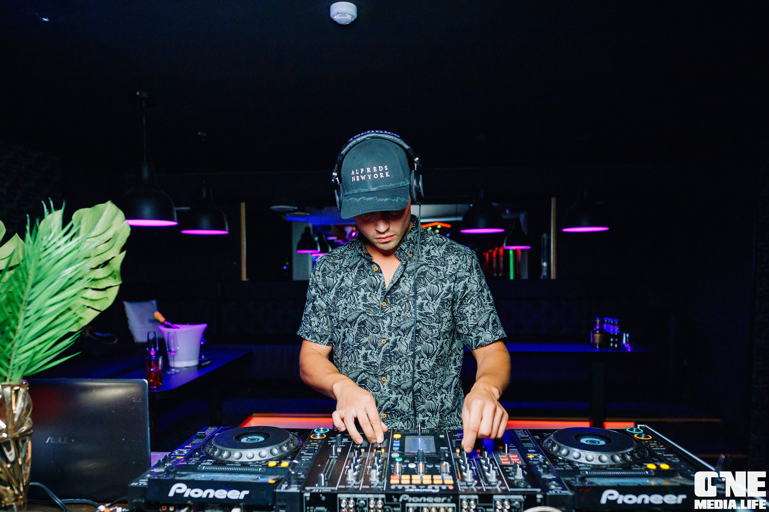 Фоторепортаж из ночного клуба Secret. One Media Life: фоторепортажи, фотоотчеты с мероприятий и заведений