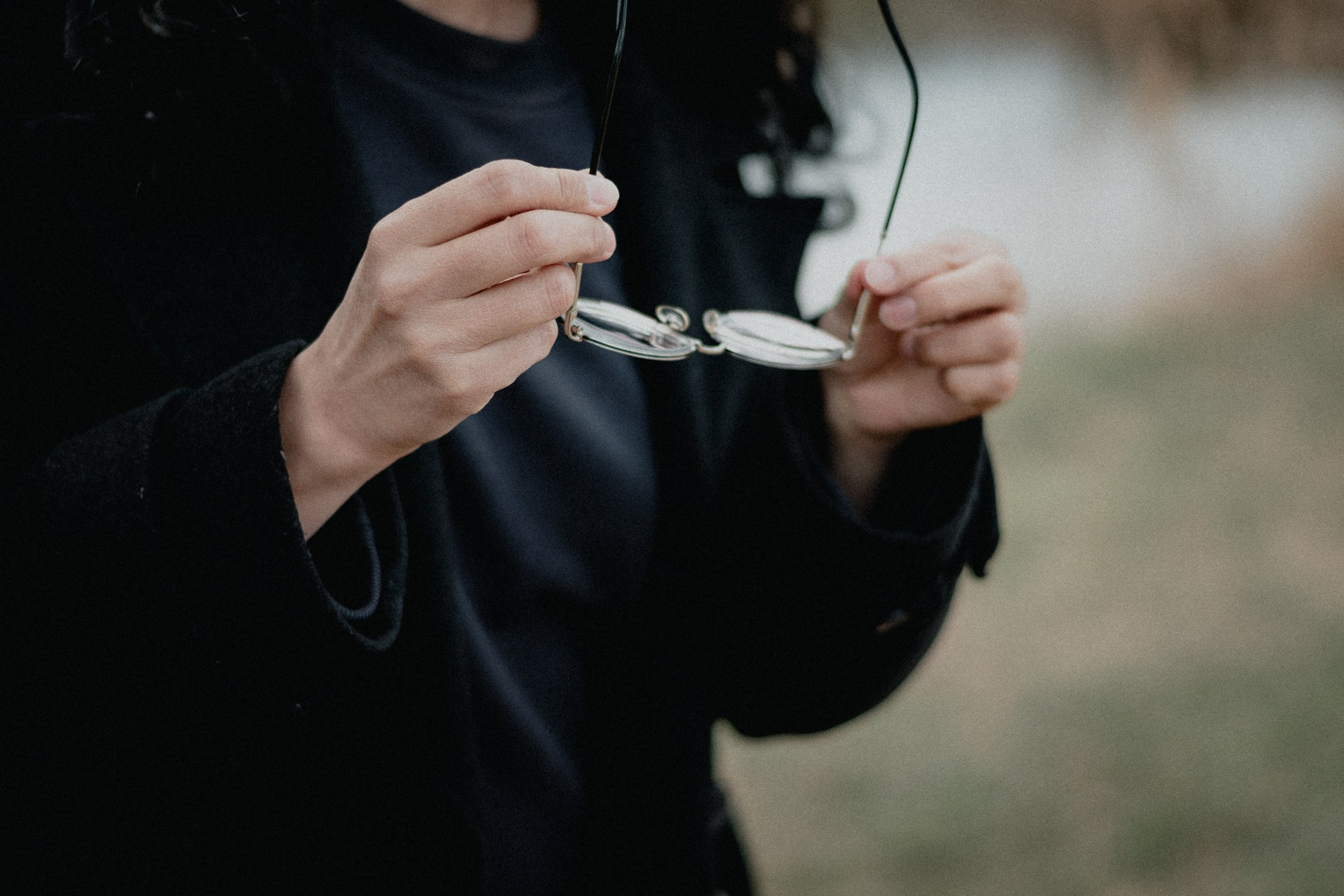 Эстетичный кадр с деталями одежды и рук на фоне природы