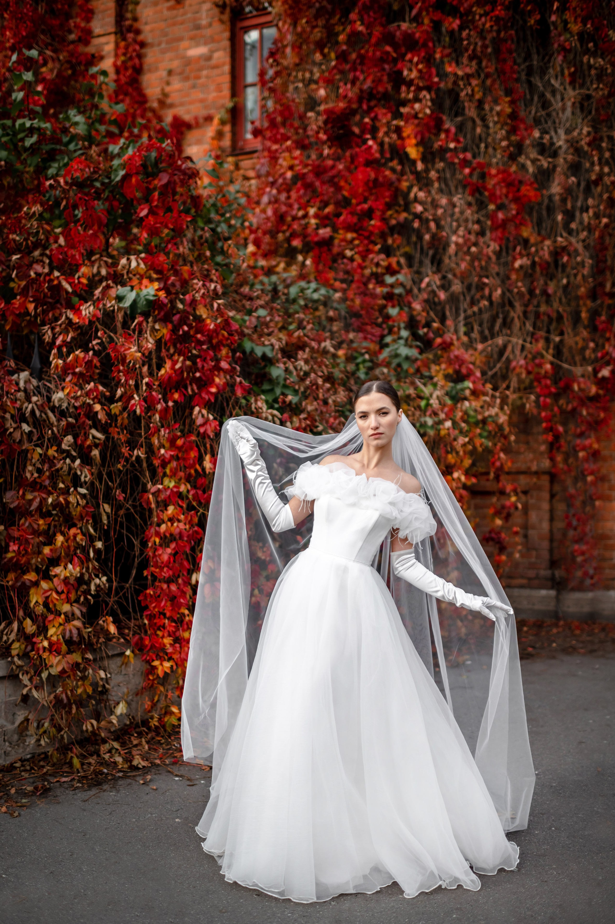 Осенняя великолепная свадебная прогулка жениха и невесты в октябре в Санкт-Петербурге в Михайловском парке и у Атлантов на Миллионной улице. Портретный, семейный и свадебный фотограф в Санкт-Петербурге и в Пушкине Ширяев Денис