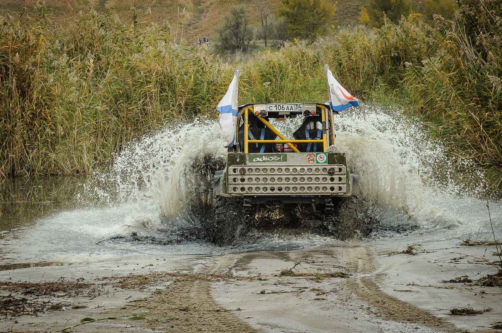 Автомобиль влетает в водную преграду