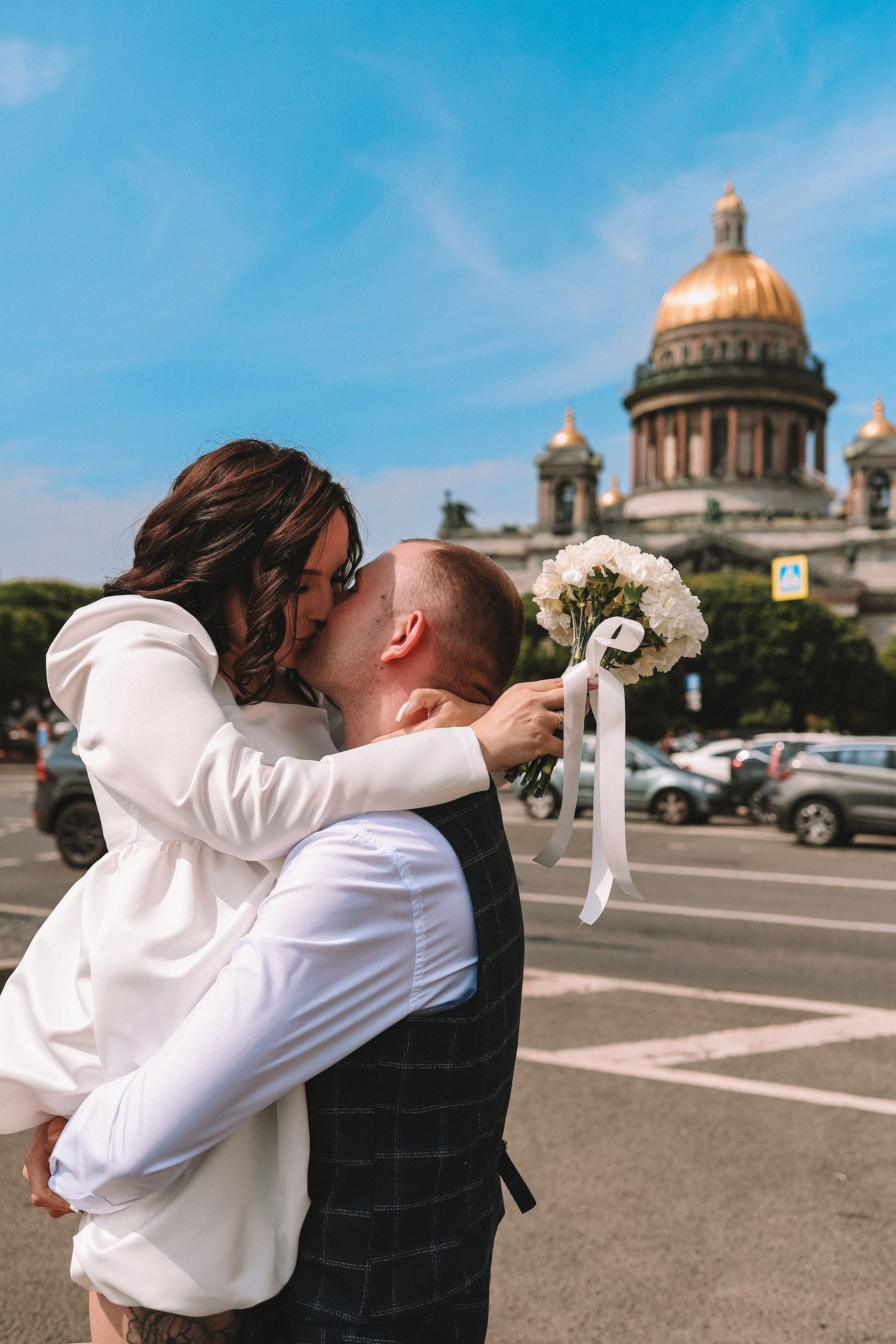 Поцелуй у Исаакиевского собора, городская свадебная фотосессия СПб