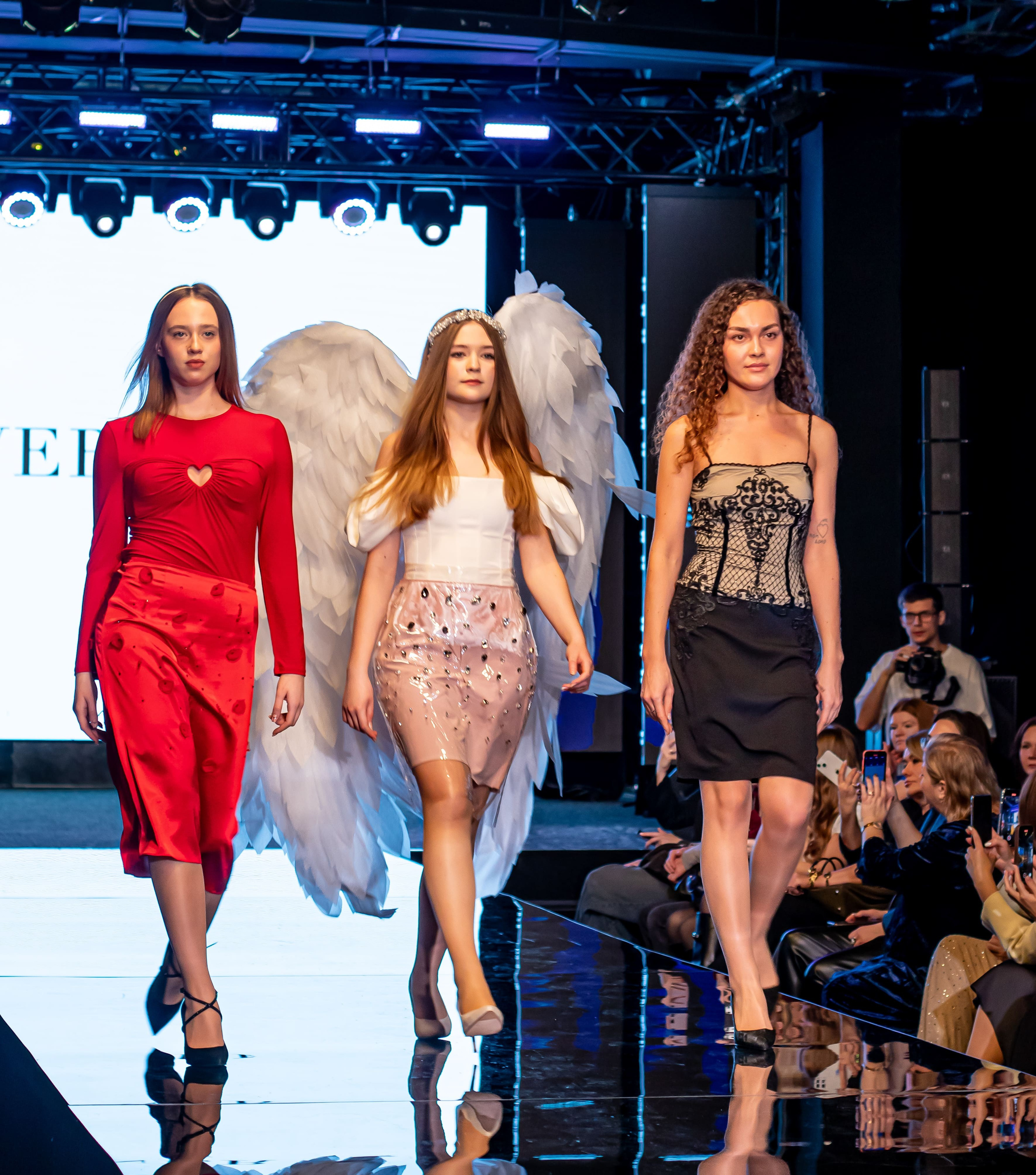 Модели на подиуме на показе фестиваля «Модная волна» — групповый проход, фотосъёмка показа, Яровит Холл