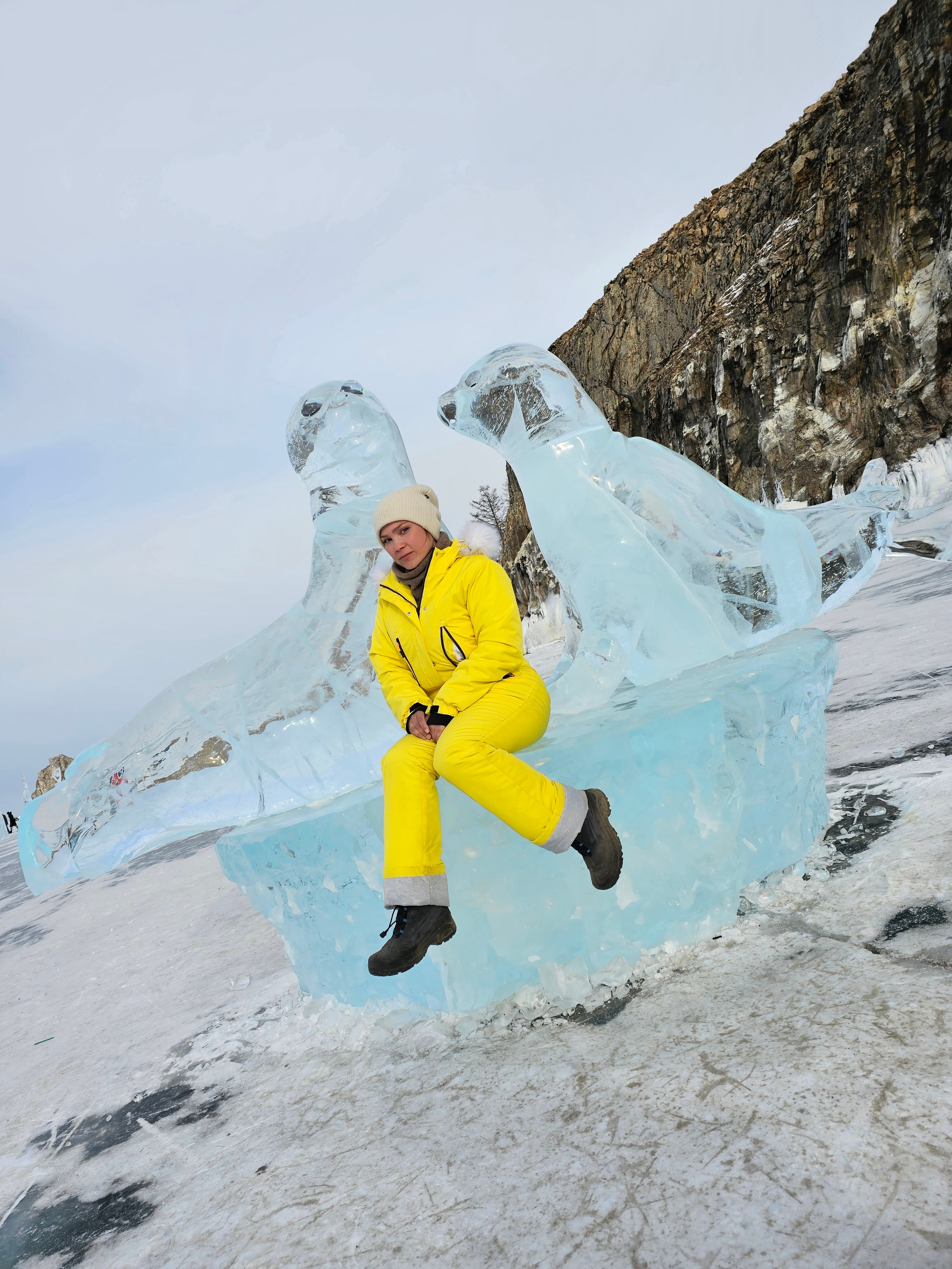 Прокат зимнего комбинезона на Байкал. Туры на Байкал с фотографом под ключ. Фотосессии на Ольхоне