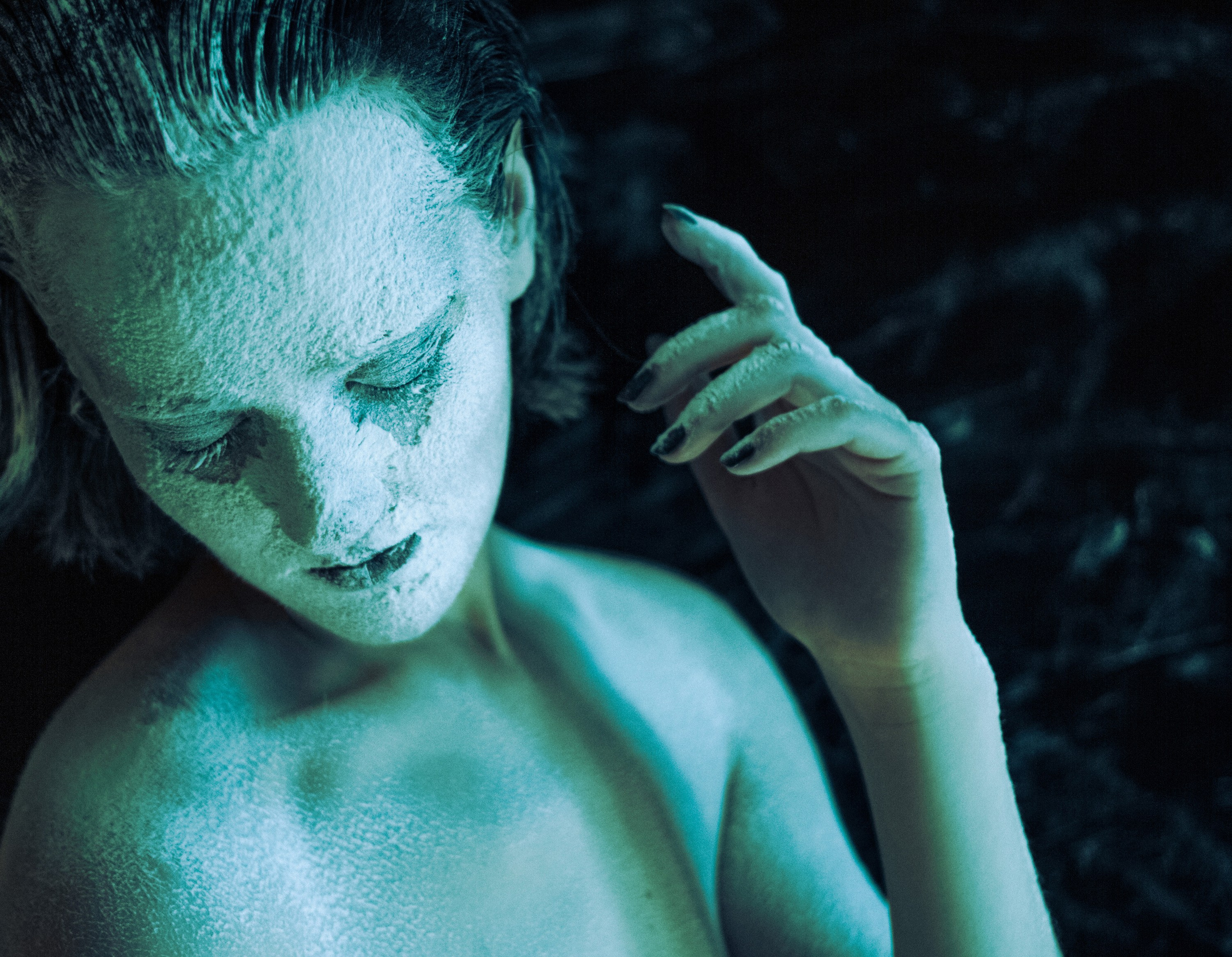 дар эстетика, мрачная эстетика, девушка на черном фоне, девушка и мука