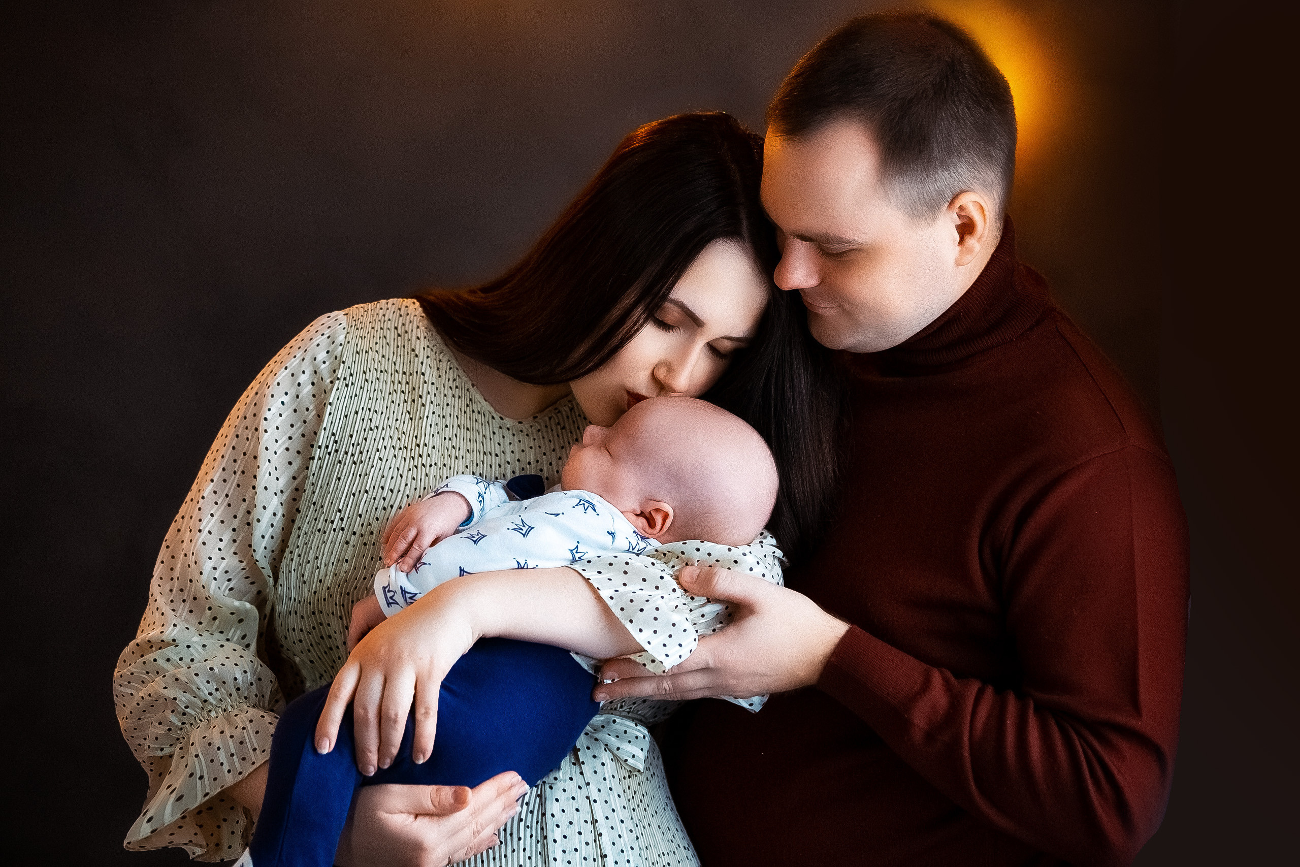 Фотосессия Артура, Насти и маленького ребенка в фотостудии AJUR. Свадебный фотограф в Барановичах Вячеслав Шах-Гусейнов, фотошкола