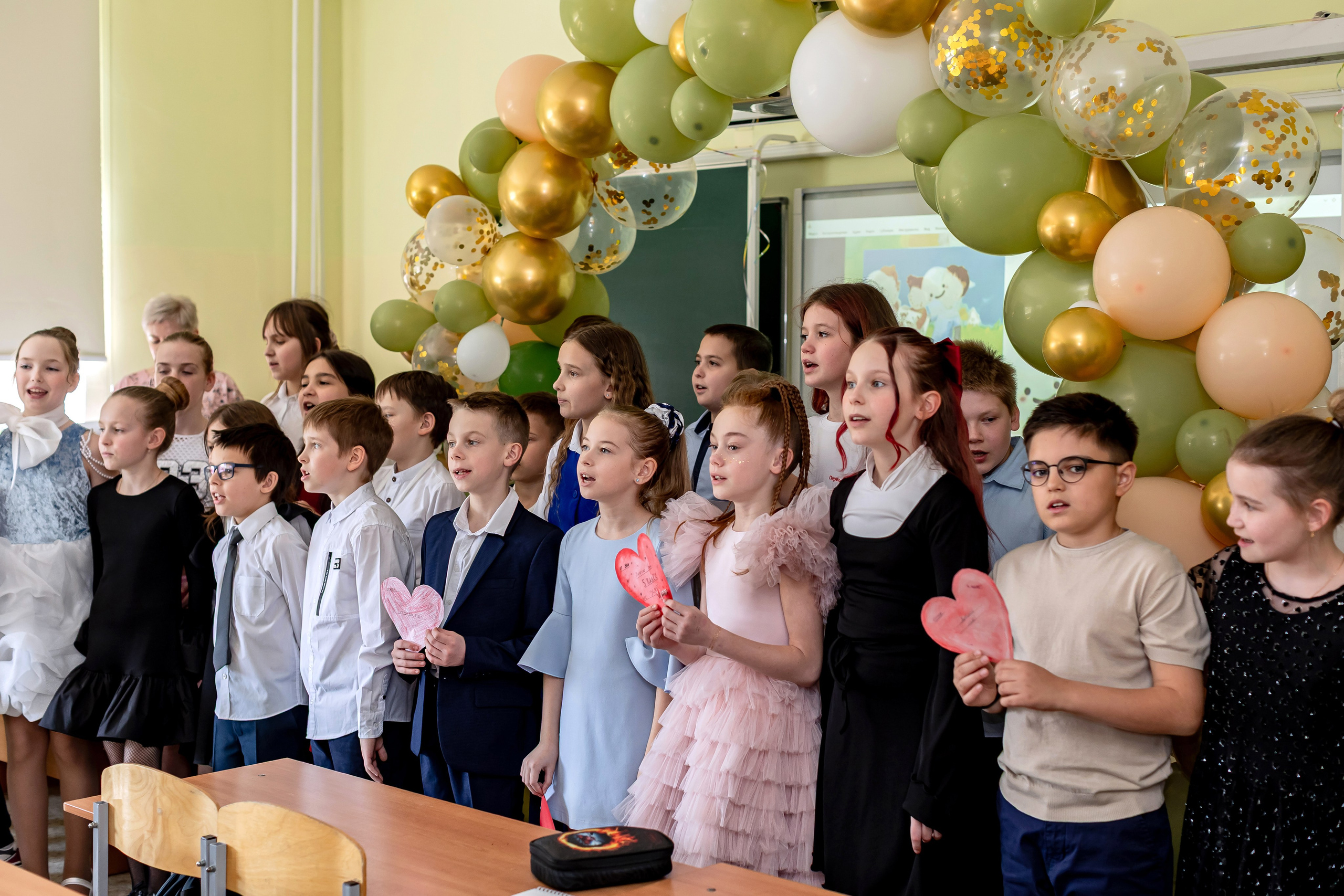 Выпускной в начальной школе в классе. Фотограф и видеограф Москва. Свадебный фотограф, видеограф. Выпускные альбомы. Оживающие альбомы