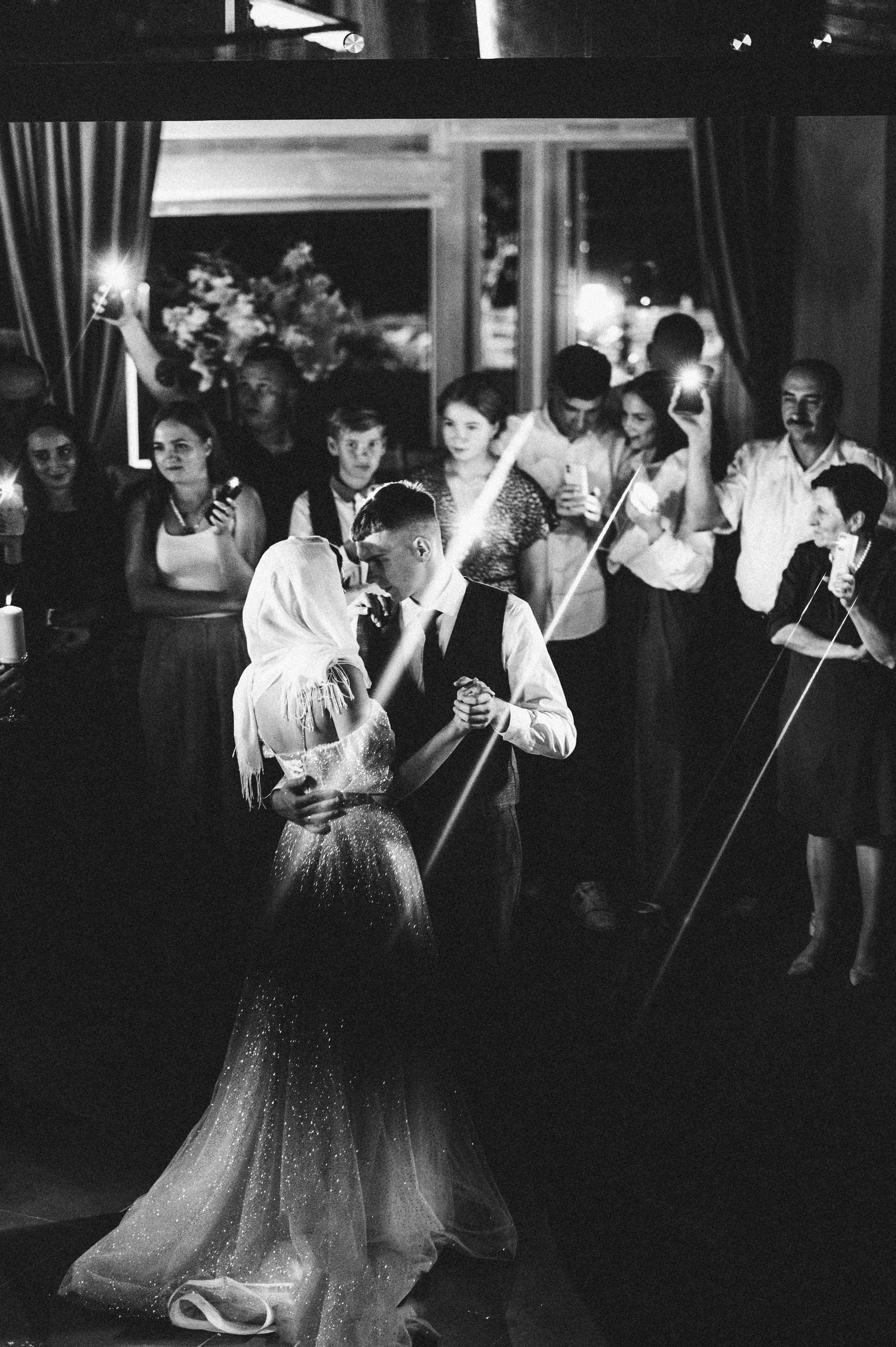 Черно-белая фотография танца молодожен