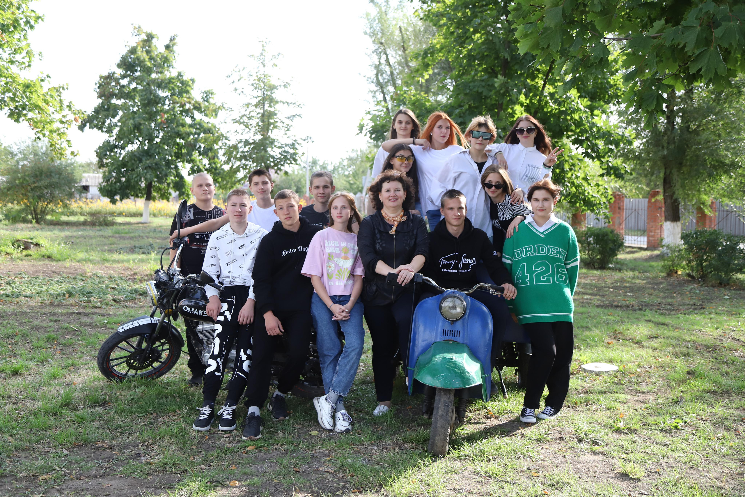 Яркая школьная сьемка. Выпускной альбом Шахты Ростов