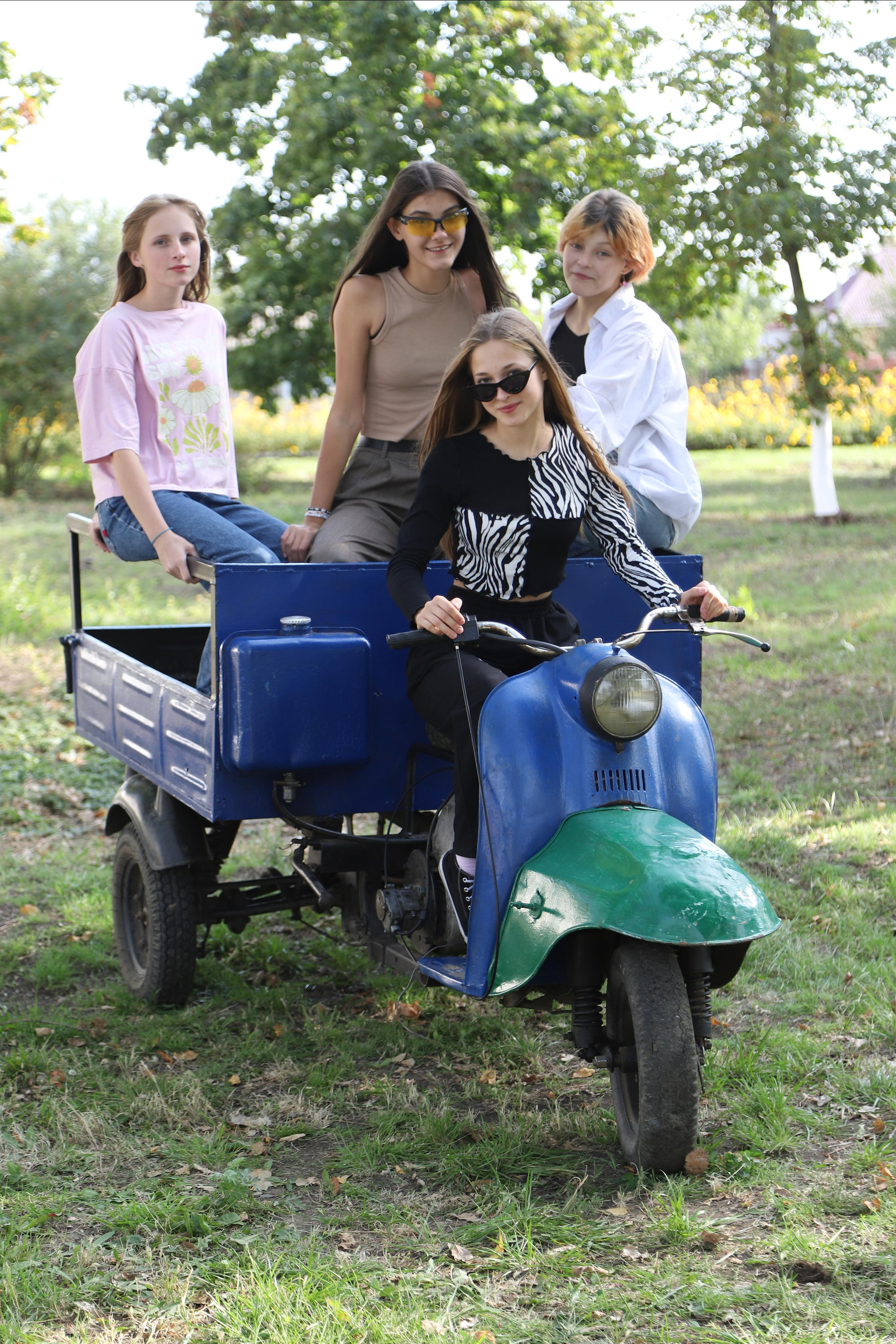 Яркая школьная сьемка. Выпускной альбом Шахты Ростов