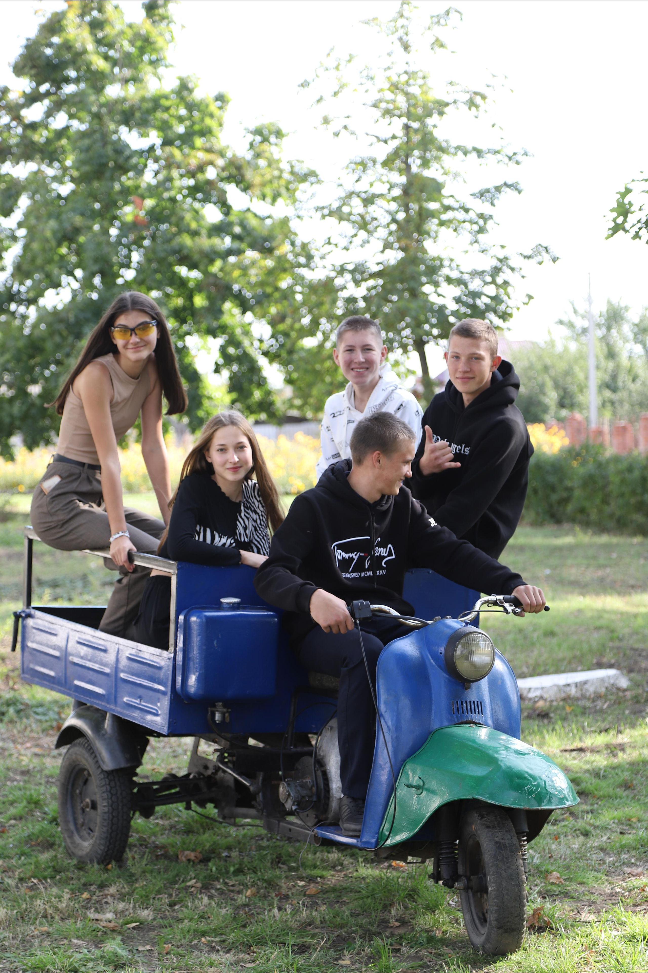 Яркая школьная сьемка. Выпускной альбом Шахты Ростов