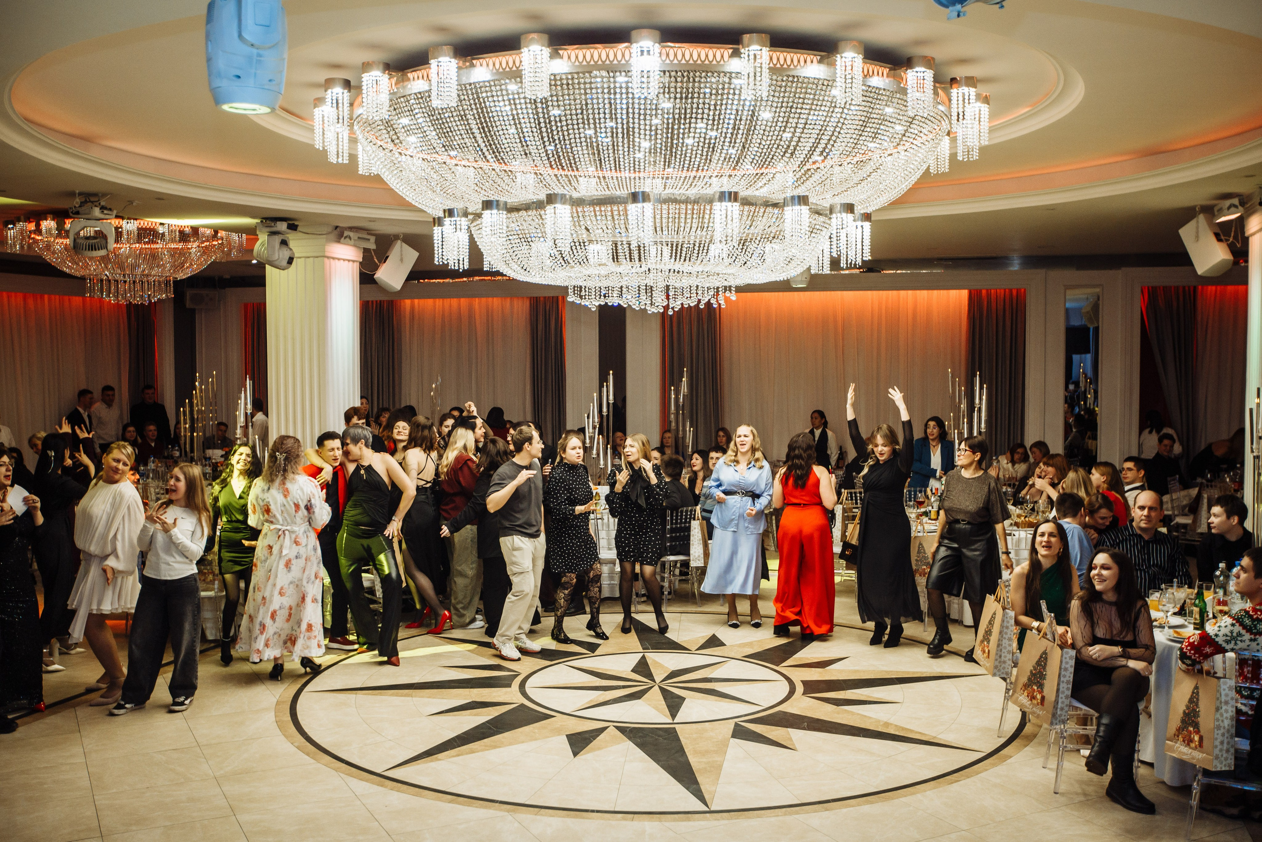 Большая люстра на корпоративном Новогоднем мероприятии, фото и видео съёмка по вкусным ценам в Москве и области, подробнее на сайте