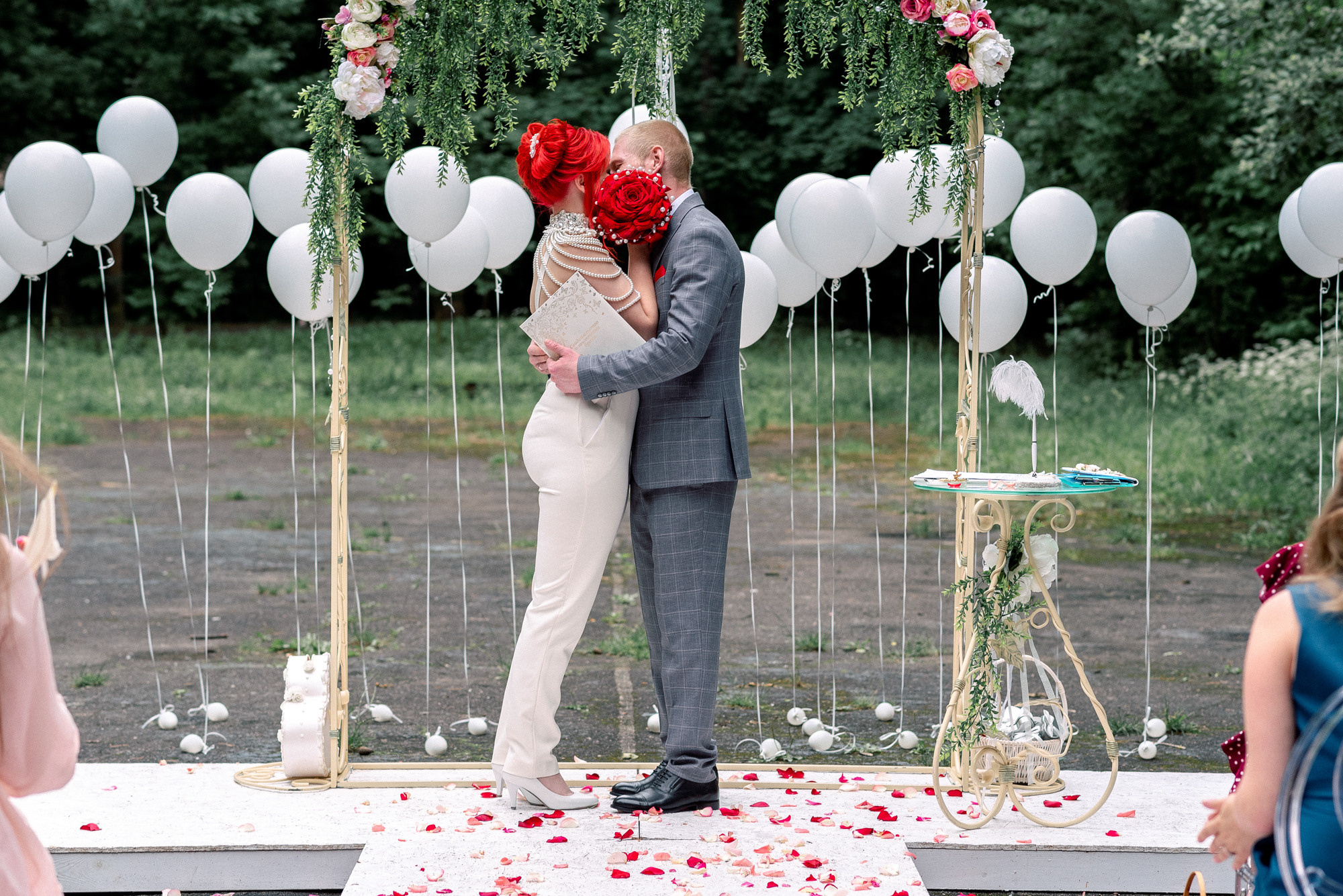 Нежная встреча на вокзале Юлии и Ивана. Свадебный Фотограф Минск || Фото и Видеосъёмка Минск || Другие города