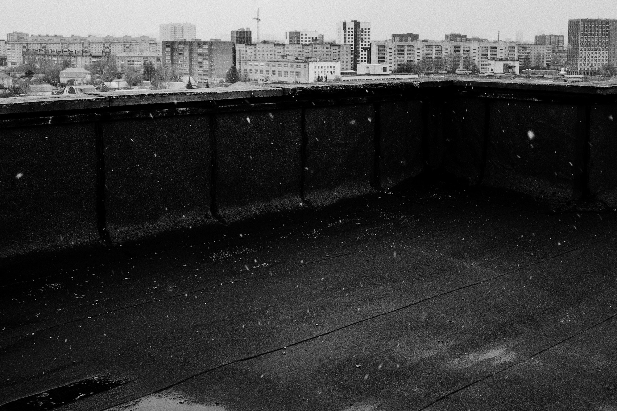 Мужской портрет на крыше в Тюмени Дарья Мустафина. Портретный фотограф Тюмень Дарья Мустафина