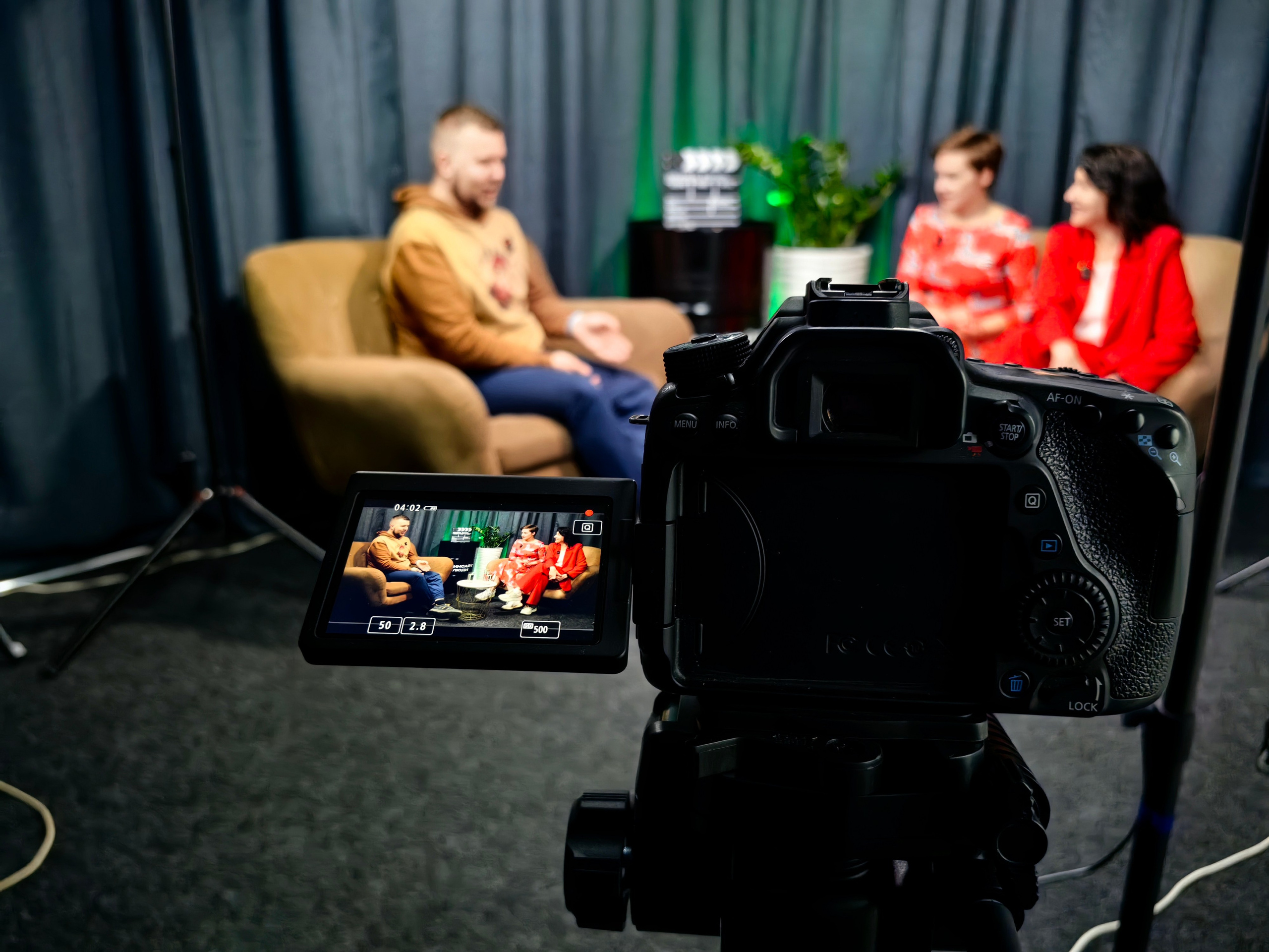 Съёмка видео с ведущим в Ярославле | The One — обзоры, интервью, эфиры. Фото и видеосъёмка в Ярославле | Студия The One — от 2500 ₽/час